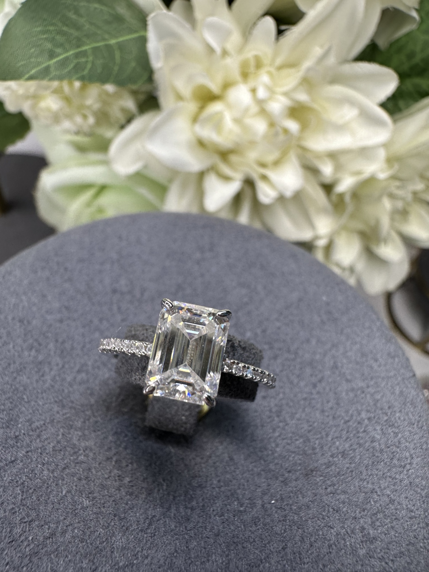 MOS 2CT 4CLAW SURR DIA SILVER RING (MOS9)