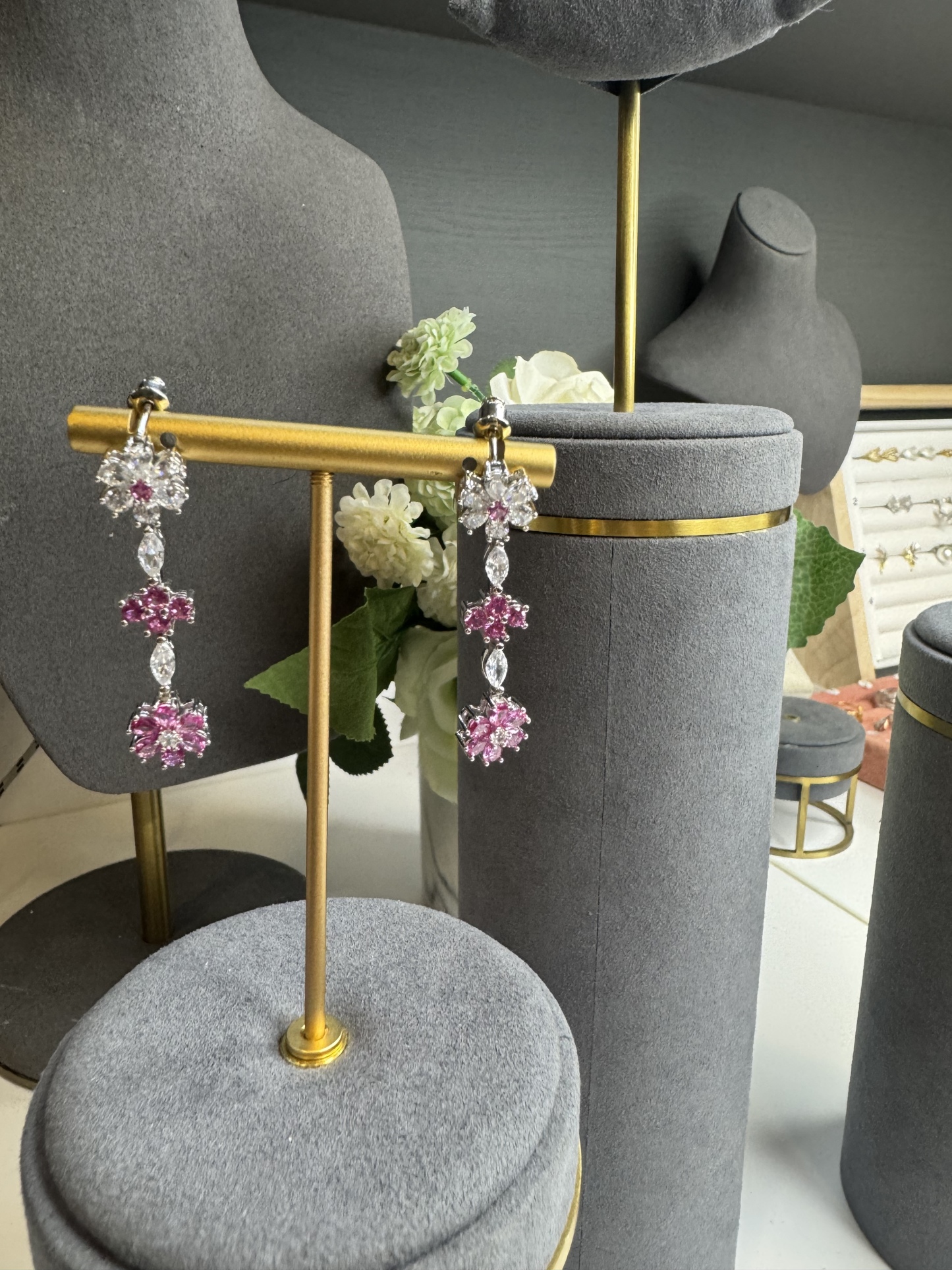 E11 WHITE FLOWER DANGLING PINK FLOWER EARING