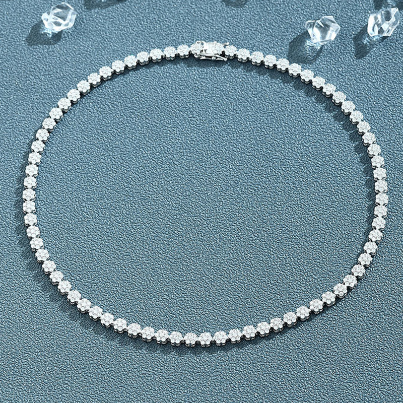 Double-secure moissanite plum blossom necklace for women, simple and versatile, super shiny collarbone chain, exquisite neck chain, birthday gift for girlfriend