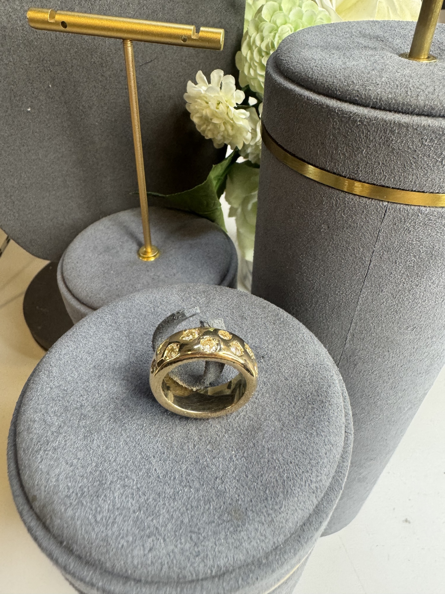 R26 MEDIUM WHITE DIA 360 GOLD RING