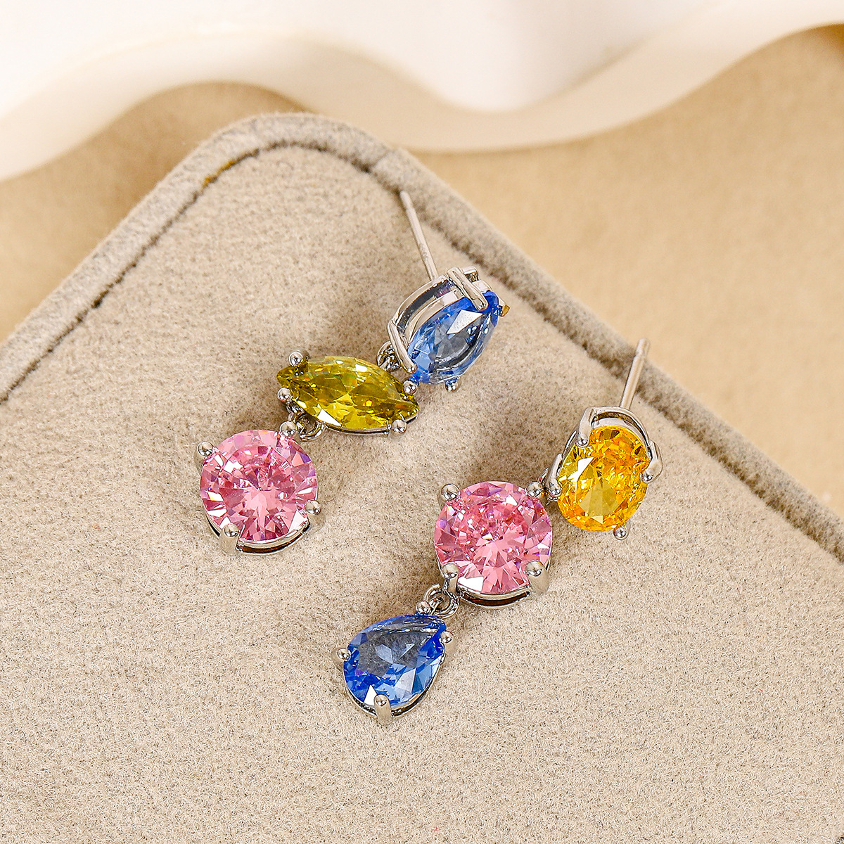 Light luxury sweet girl earrings, fashionable and versatile, color-blocked, exquisitely inlaid with zirconia, elegant and delicate ear accessories