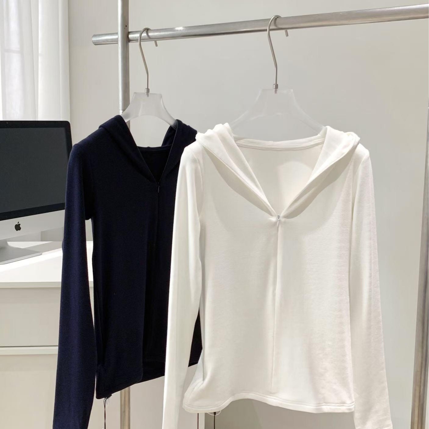 Classic re-release in new colors: Casual hooded sweatshirt with half-zip, stretchy slim-fit top