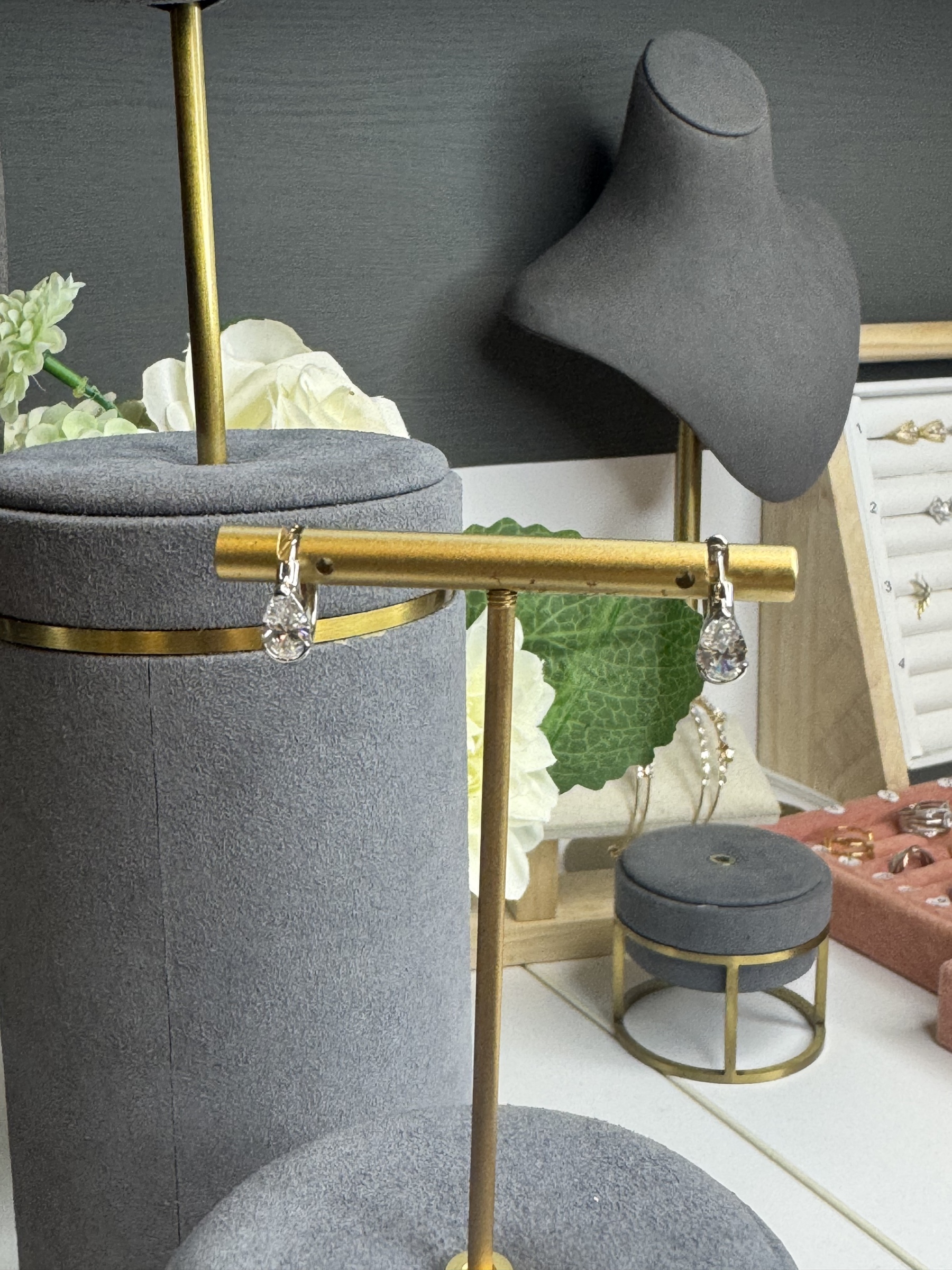 E13 SINGLE TEARDROP WG SMALL HUGGIES