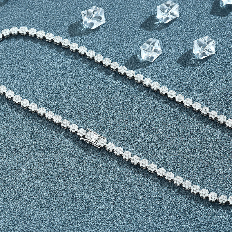 Double-secure moissanite plum blossom necklace for women, simple and versatile, super shiny collarbone chain, exquisite neck chain, birthday gift for girlfriend