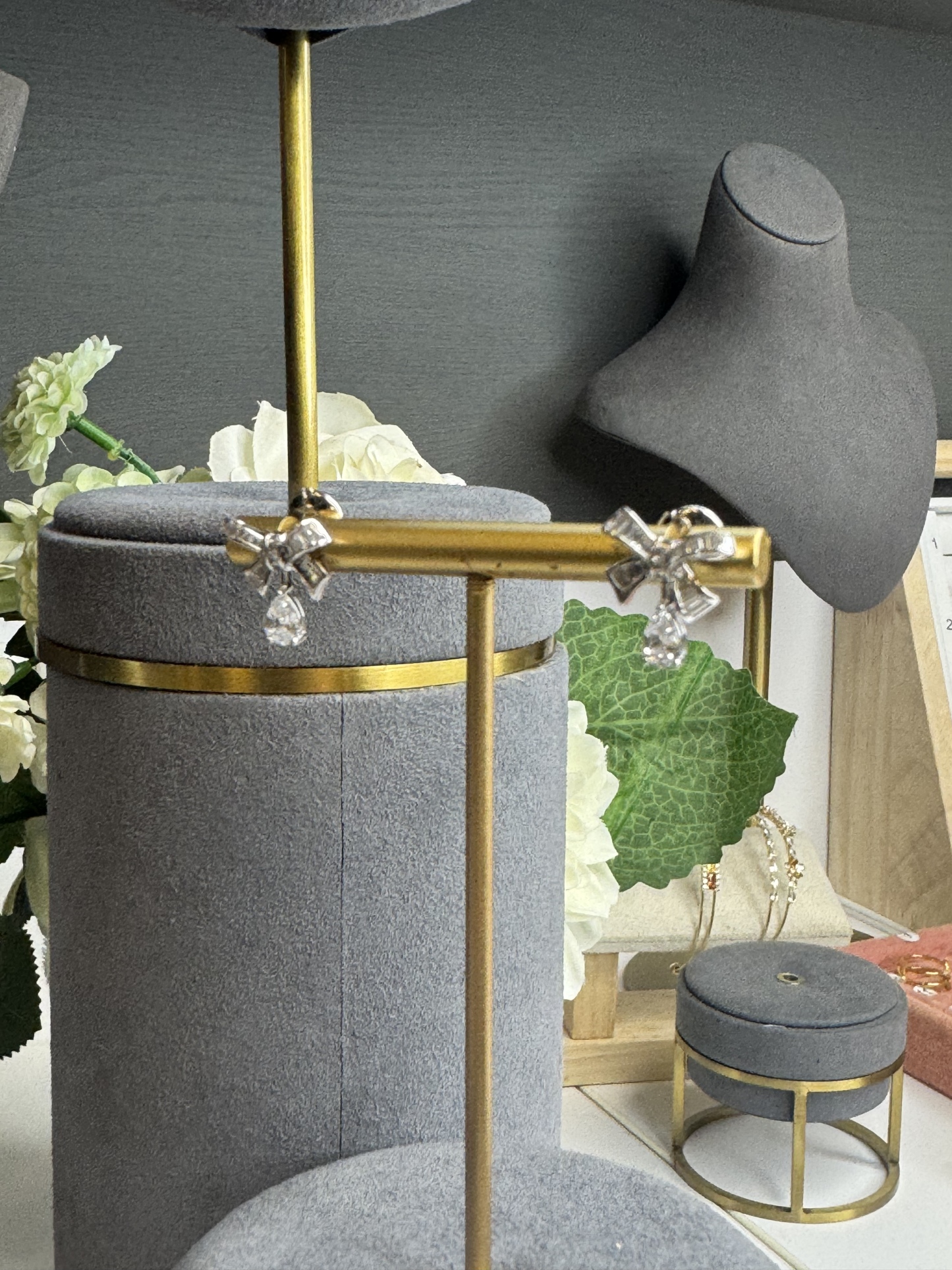 E12 HIGHEST GRADE 18K WHITEGOLD PLATED FULL EMERALD 3D RIBBON DANGLING TEARDROP EAR STUD UFO