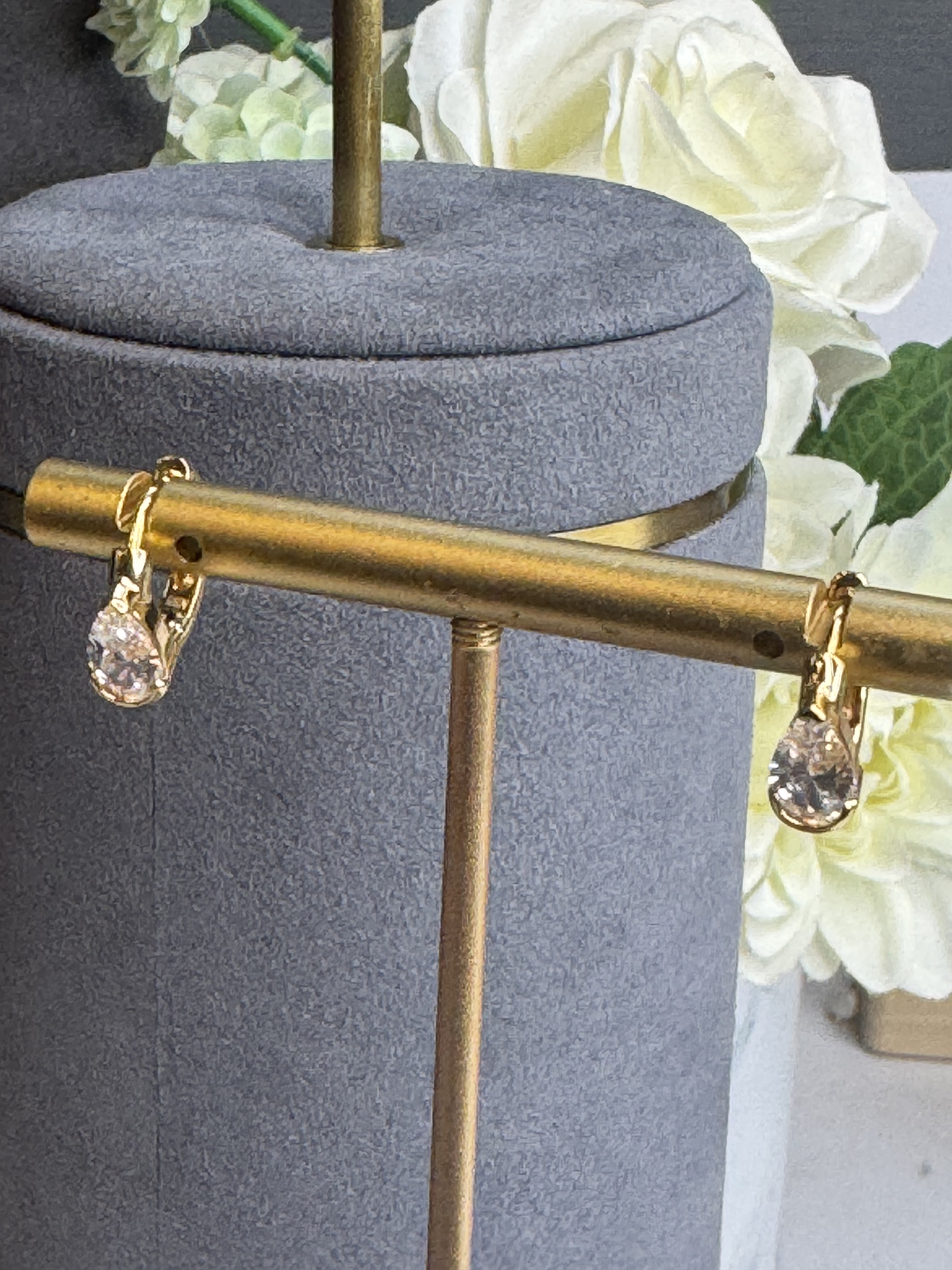 E13RG SINGLE TEARDROP RG SMALL HUGGIES