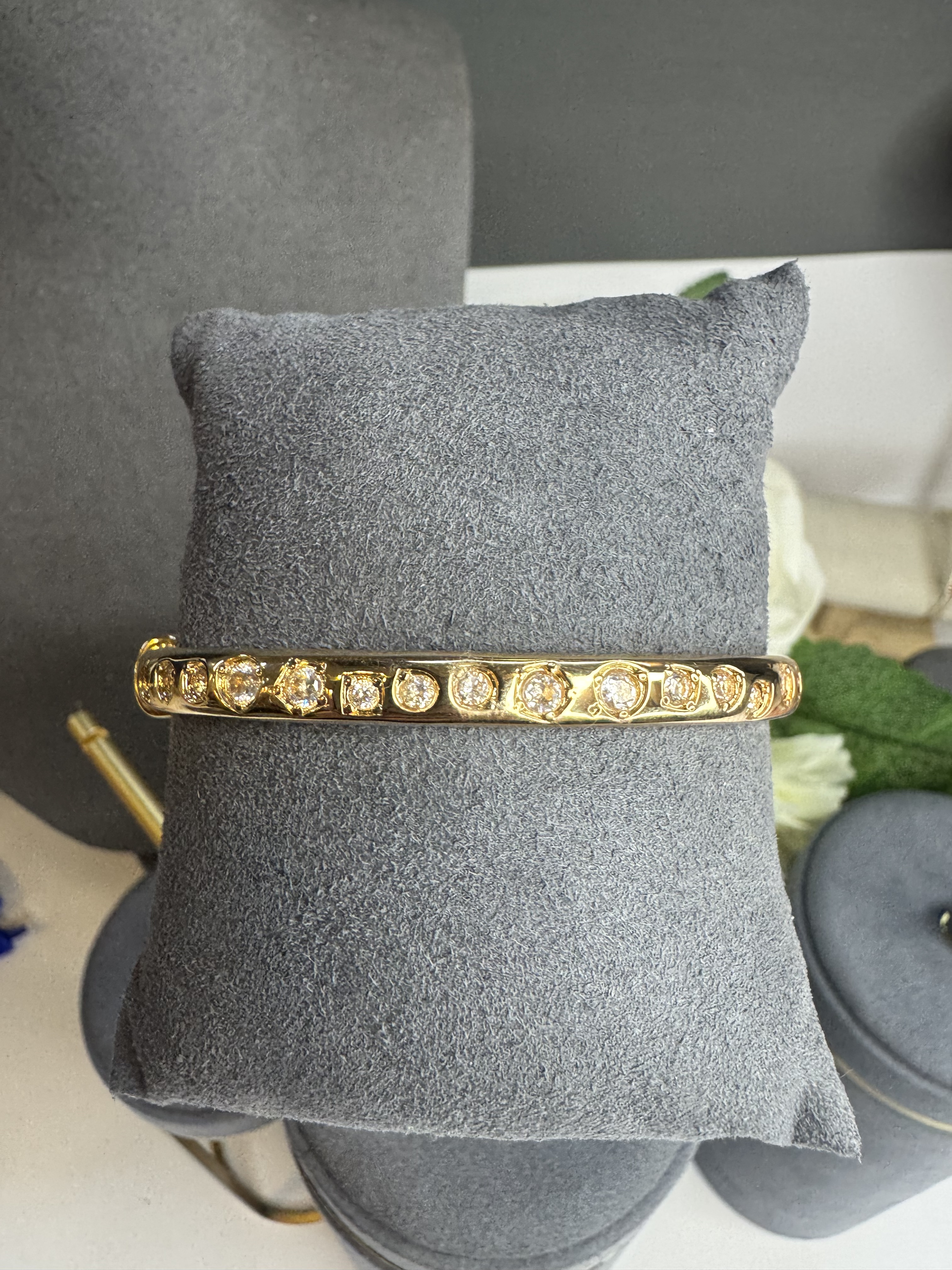B25 WHITE DIAMOND 360 GOLD BANGLE