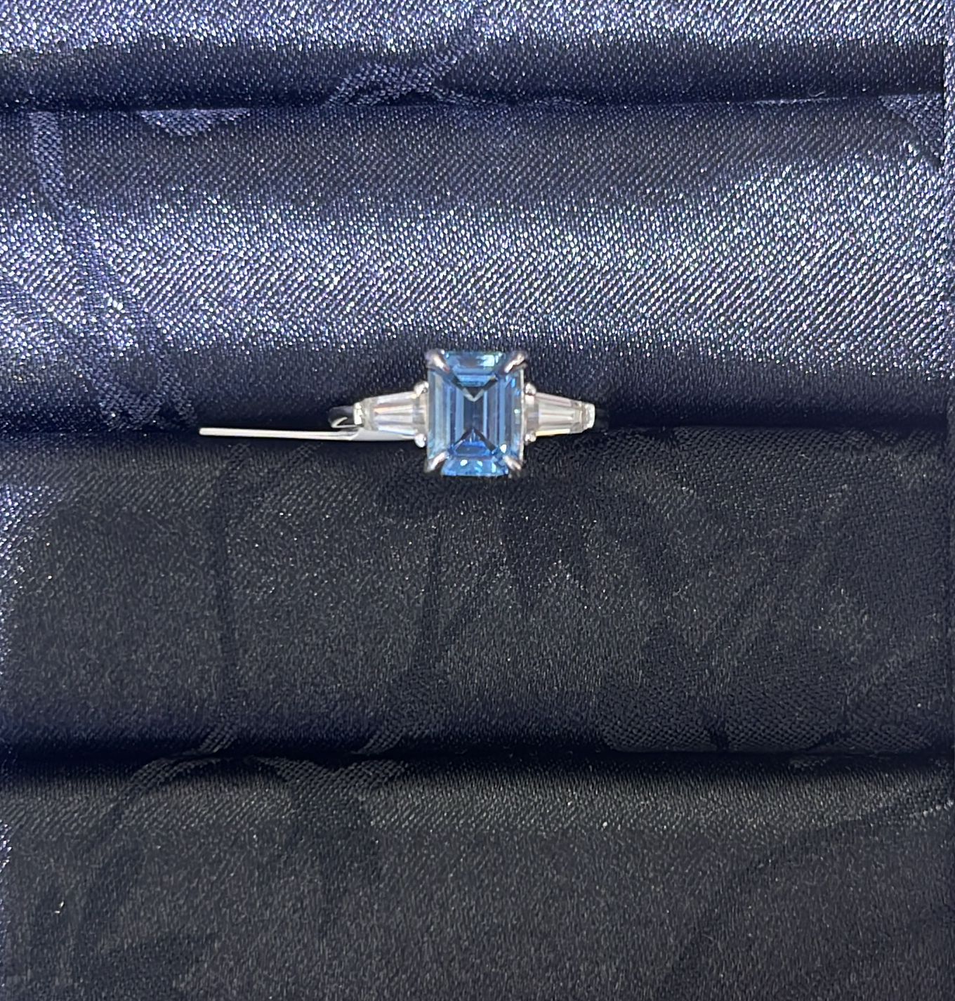H18 EMERALD LAKEBLUE LABGROWN SURR MOS DIA RING