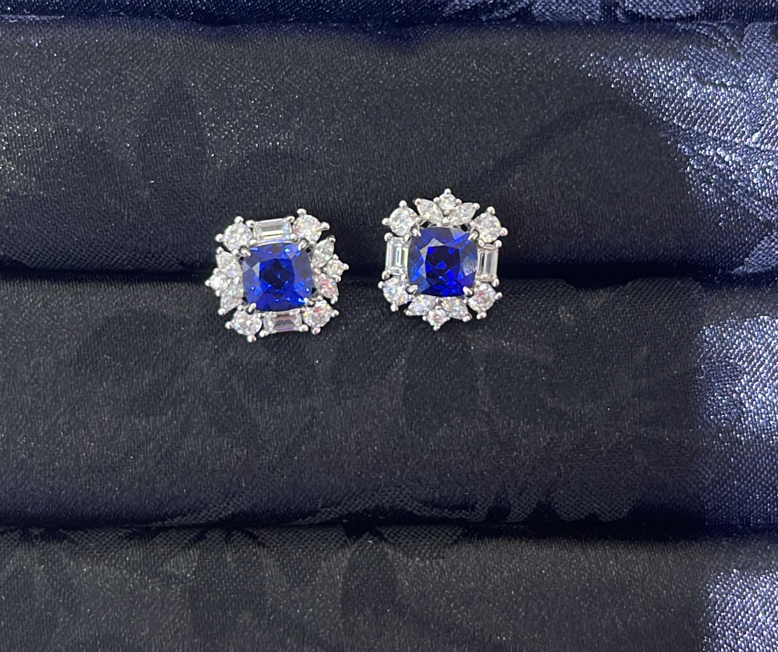 H20 1CT+1CT LABGROWN SAPPHIRE BLUE SURR MOS DIA EARSTUD