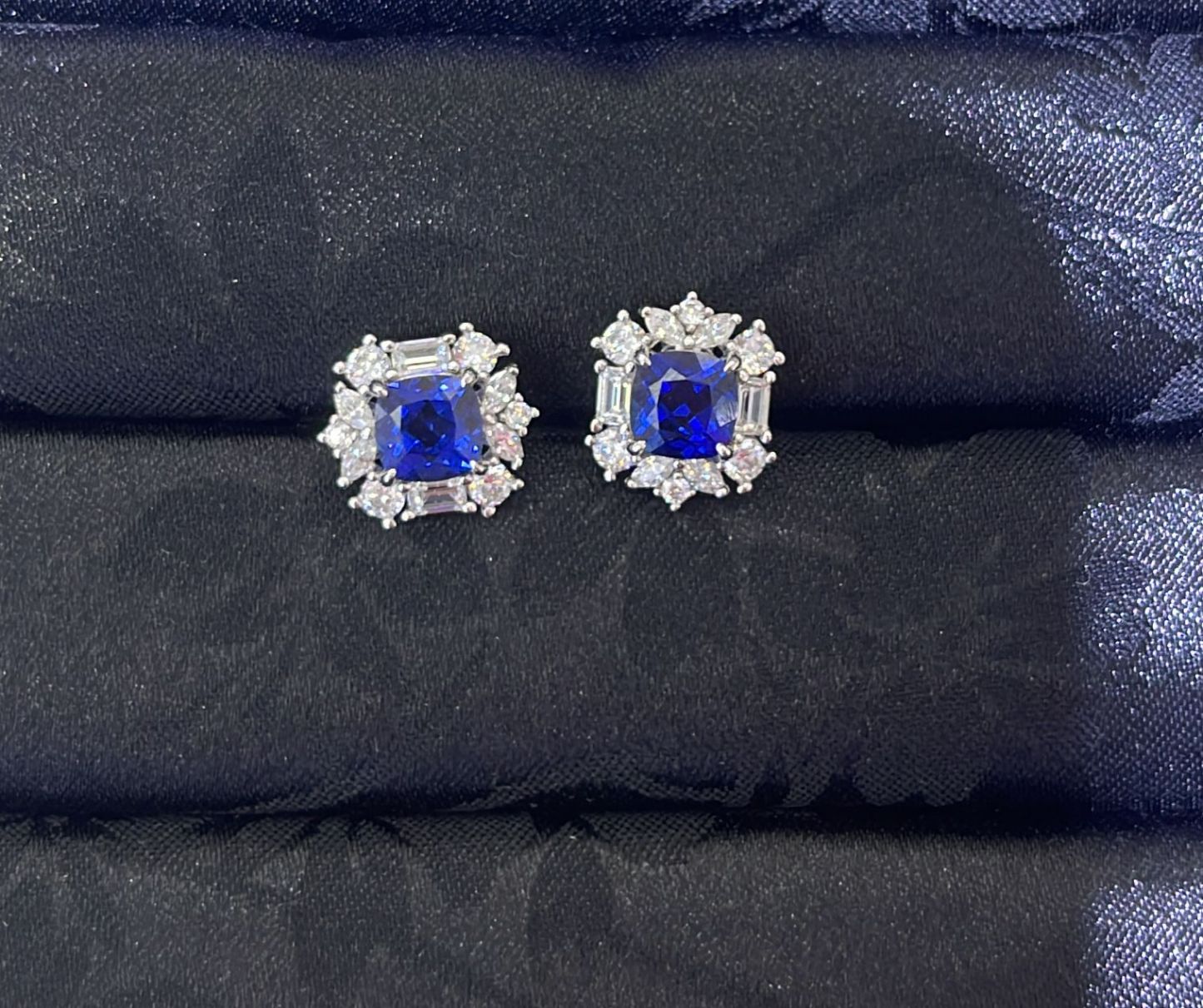 H20 1CT+1CT LABGROWN SAPPHIRE BLUE SURR MOS DIA EARSTUD