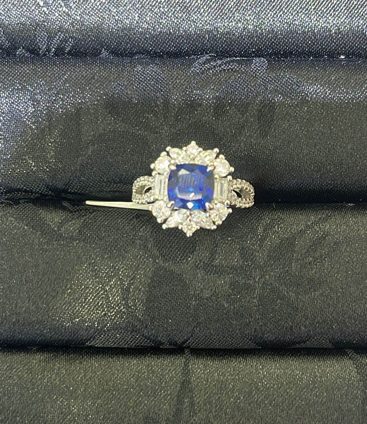 H21 2CT LABGROWN SAPPHIRE BLUE SURR MOS DIA RING