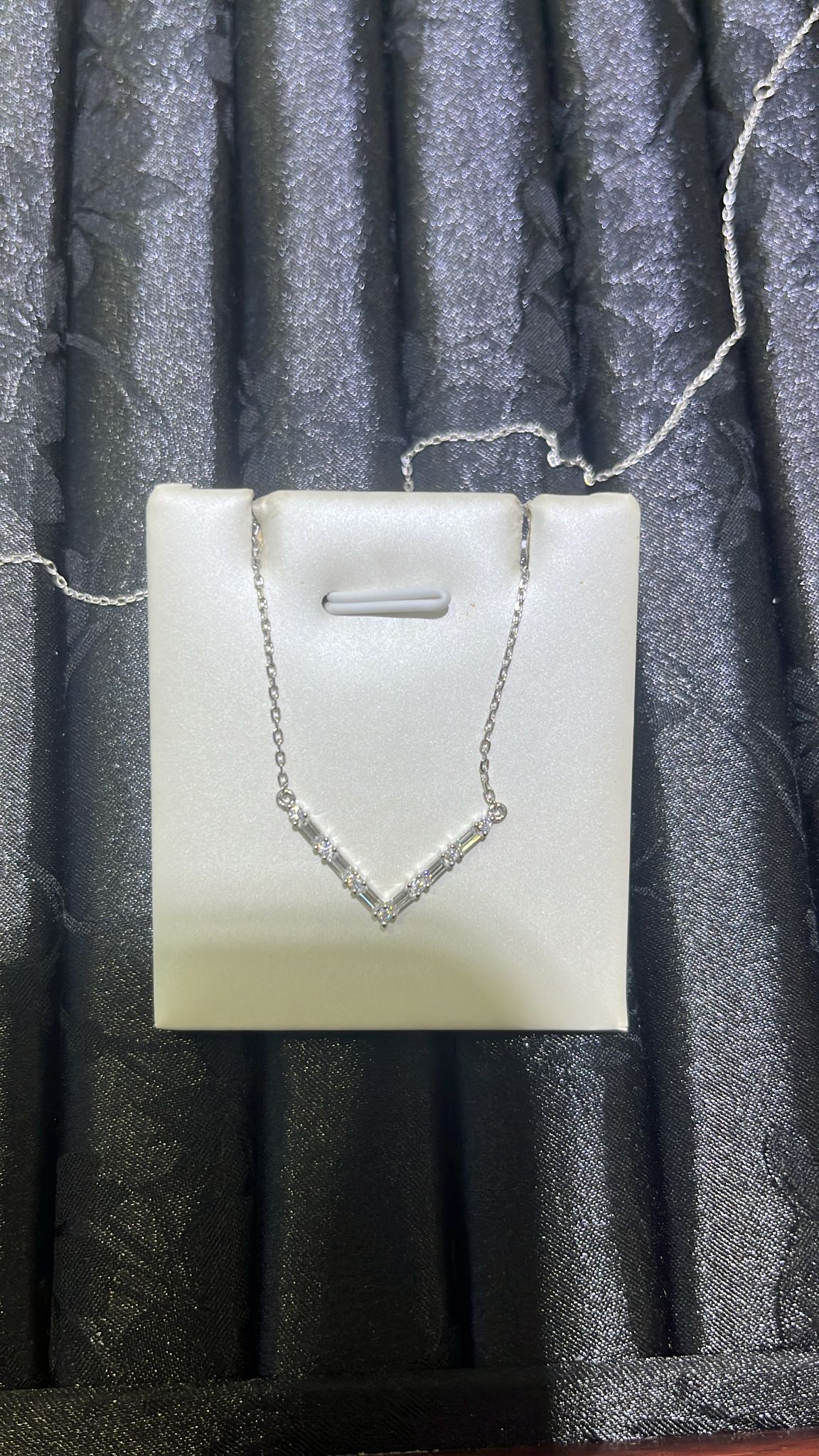 H45 MOS V DIA NECKLACE