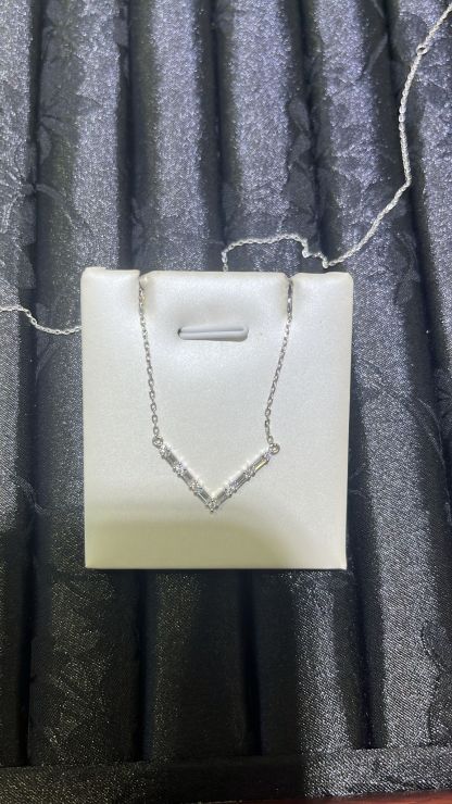 H45 MOS V DIA NECKLACE