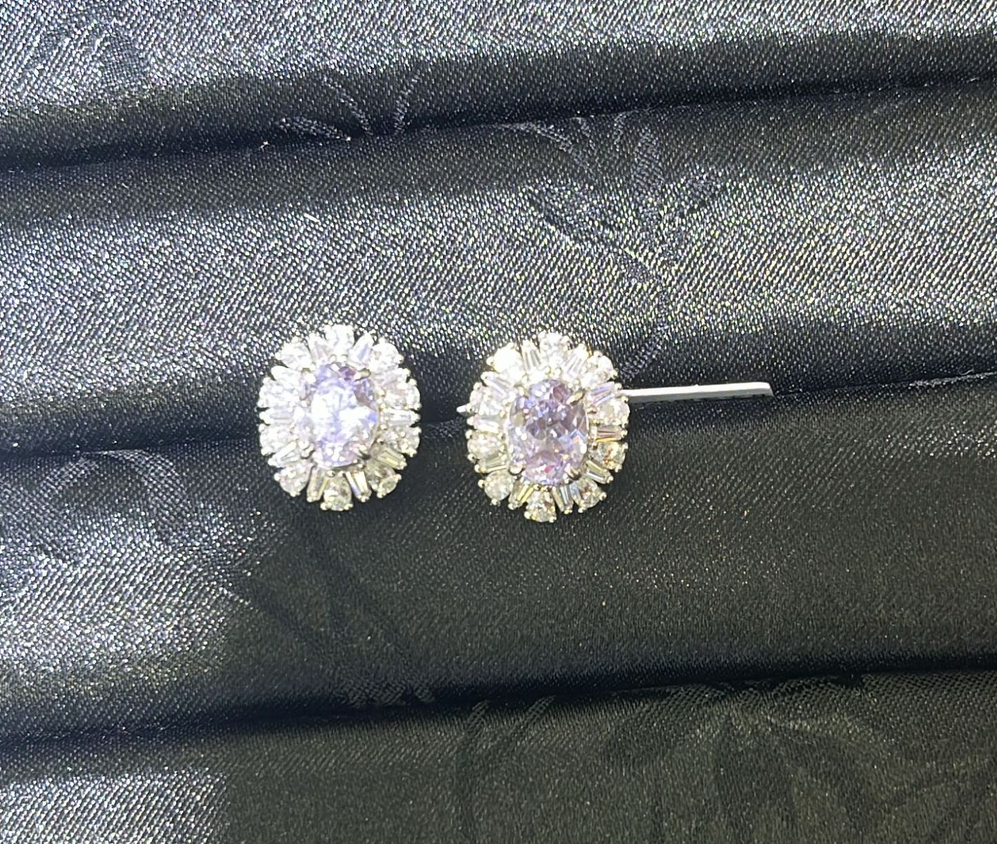 H54 LABGROWN PURPLE SWANEGG SURR DIA EARSTUD