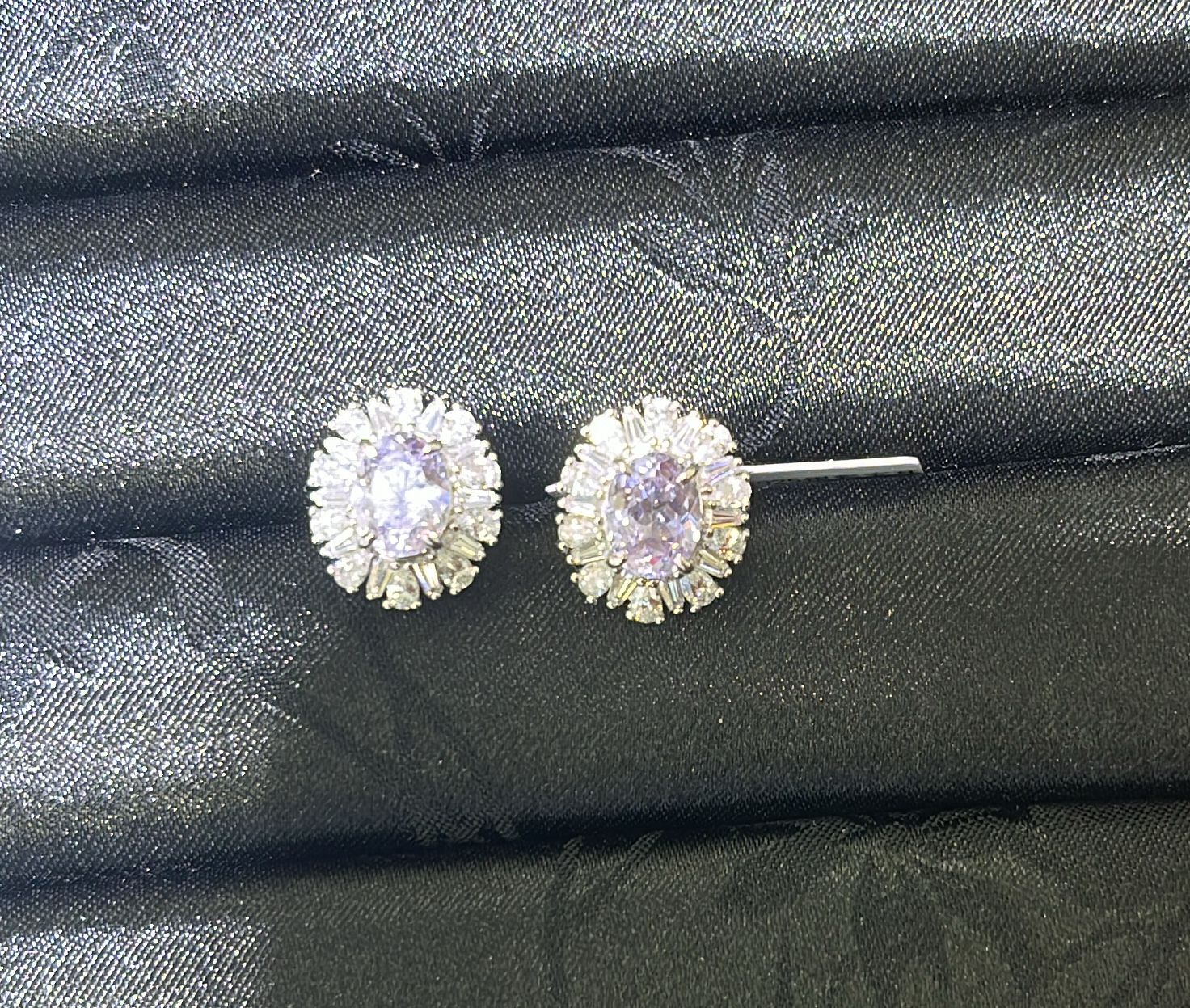 H54 LABGROWN PURPLE SWANEGG SURR DIA EARSTUD