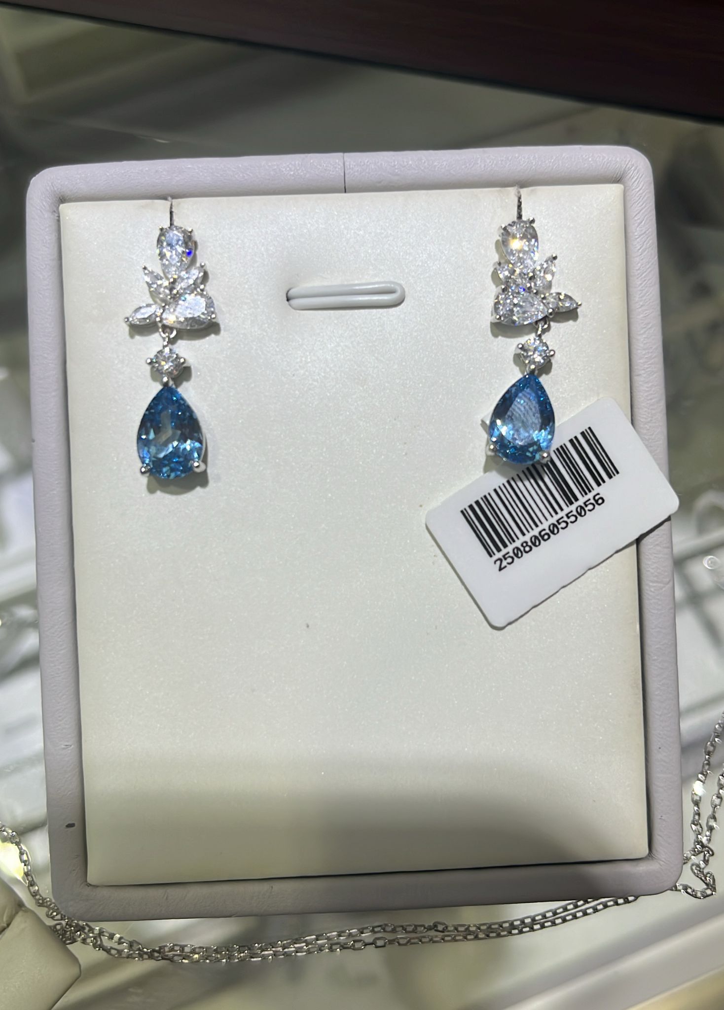 H56 LABGROWN TEARDROP LAKEBLUE + MOS DIA DANGLING EARSTUD