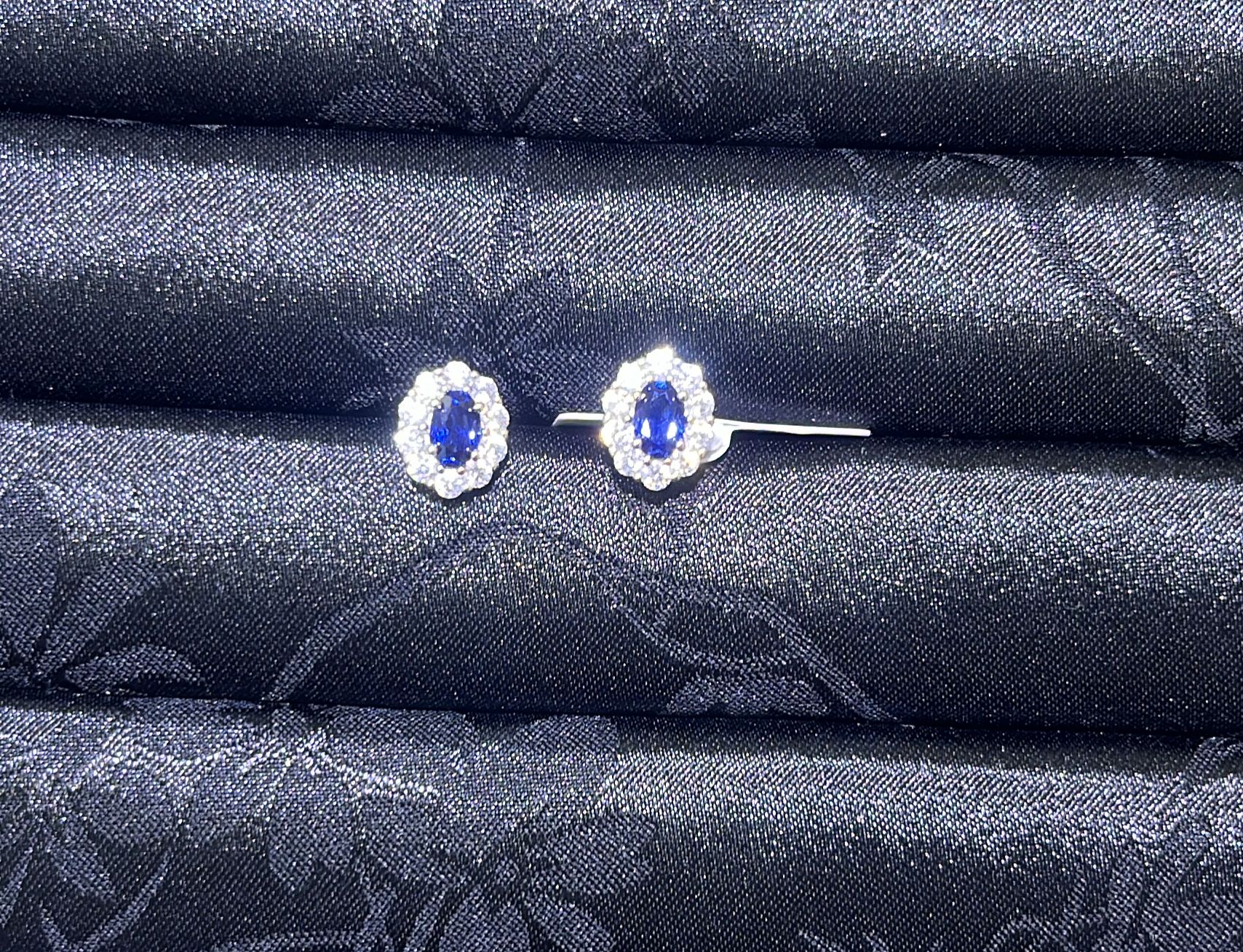 H62 0.5CT+0.5CT BLUE SWANEGG SURR DIA EARSTUD