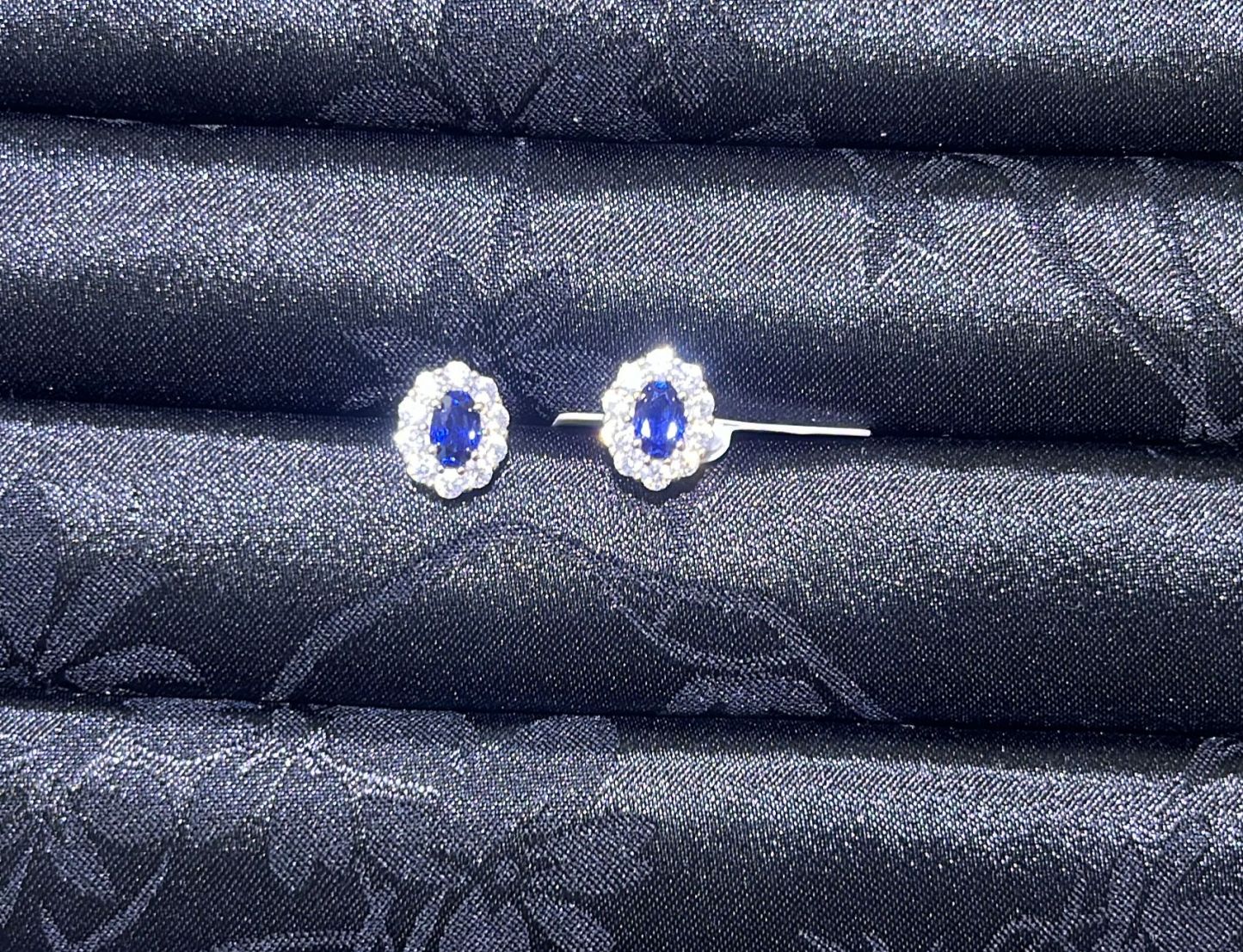 H62 0.5CT+0.5CT BLUE SWANEGG SURR DIA EARSTUD