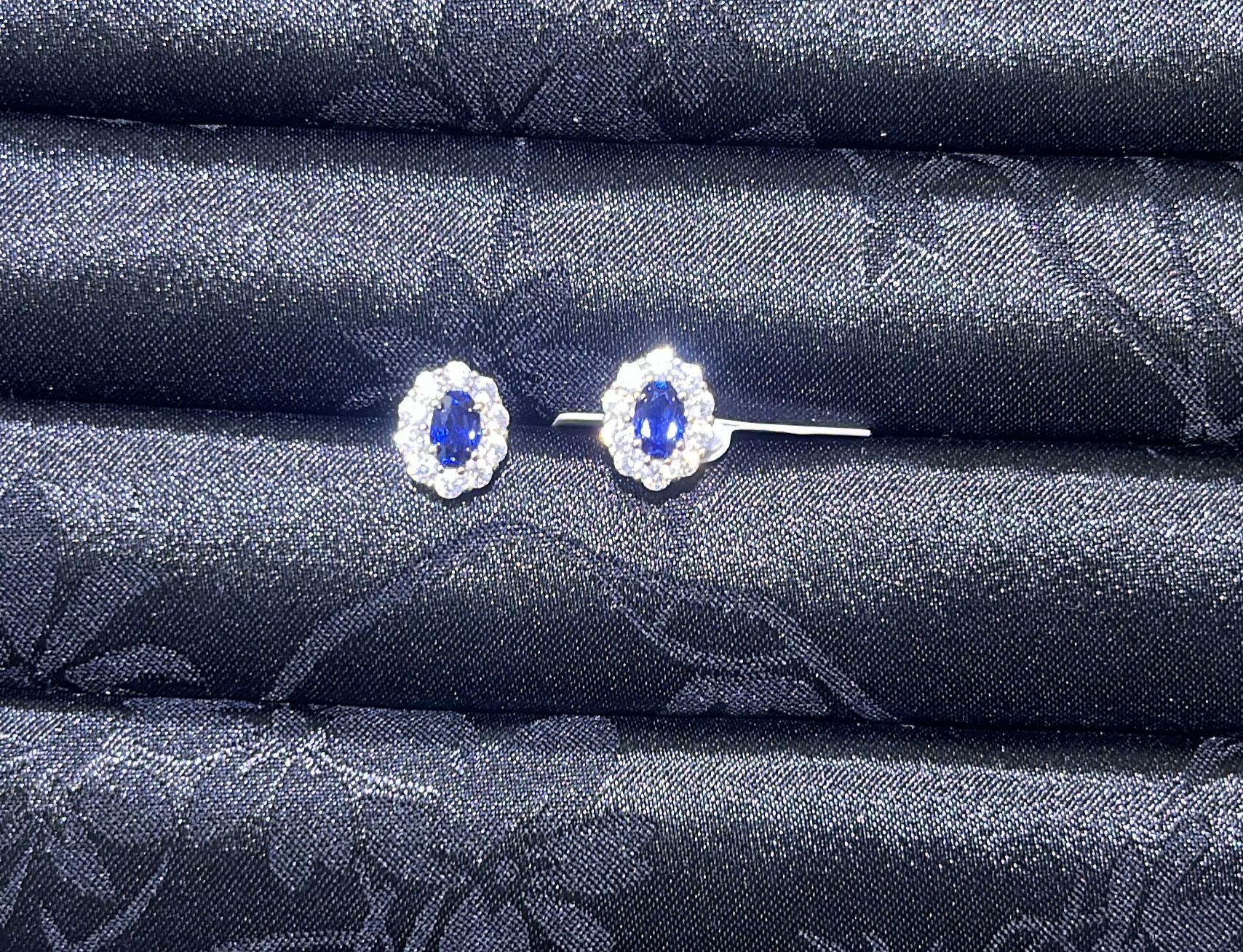 H62 0.5CT+0.5CT BLUE SWANEGG SURR DIA EARSTUD