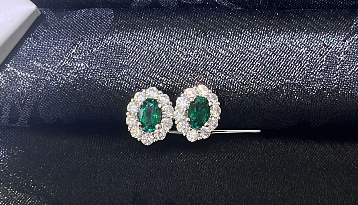 H63 0.5CT+0.5CT LABGROWN SMALL SWANEGG EMERALD  SURR DIA EARSTUD
