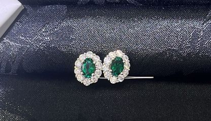 H63 0.5CT+0.5CT LABGROWN SMALL SWANEGG EMERALD  SURR DIA EARSTUD