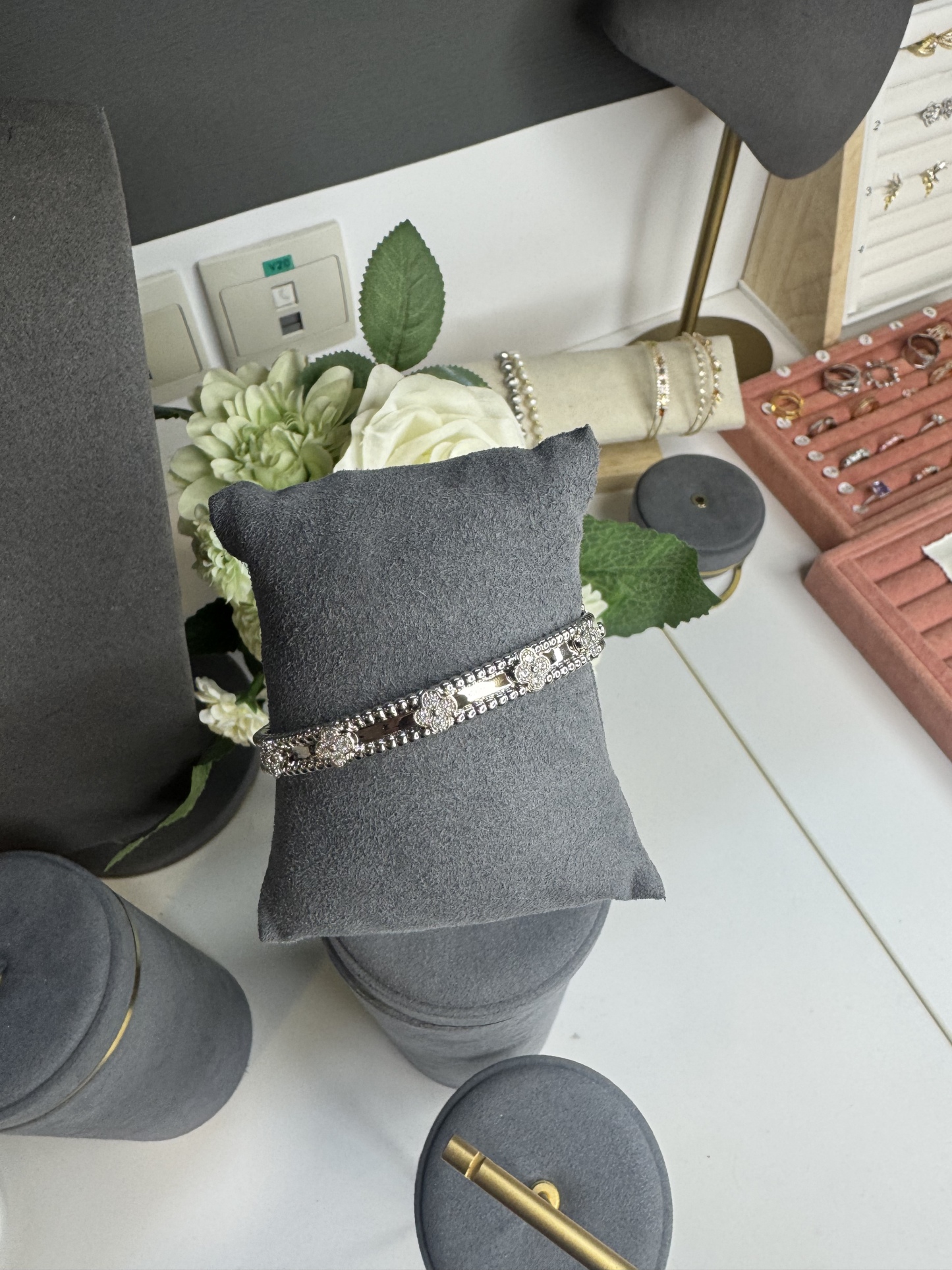 B26 SLIM WAN HUA TONG SILVER BANGLE