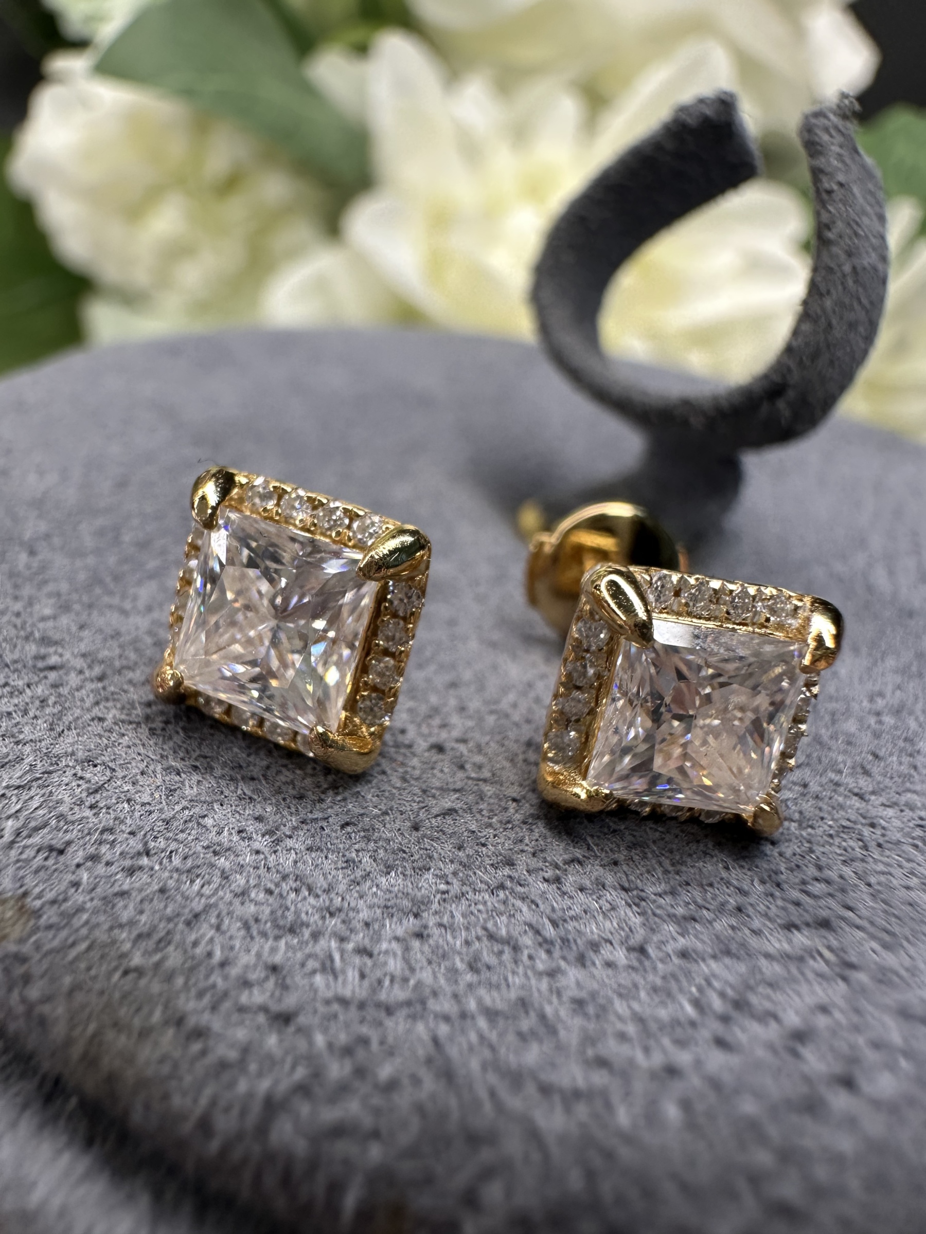 MOS 1+1CT PRINCESS CUT SURR DIA GOLD EARSTUD(MOS19)