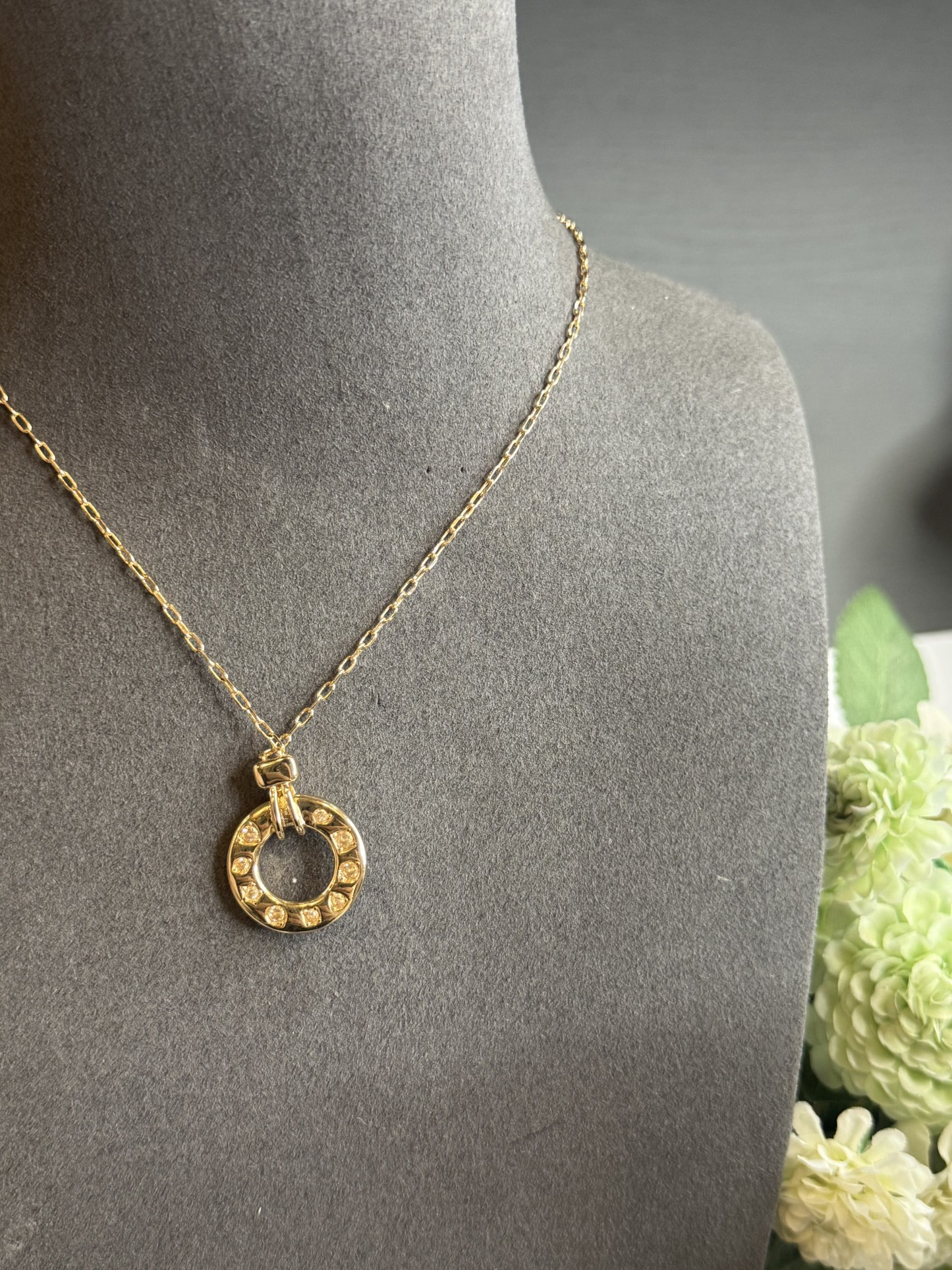 N23 WHITE DIA BIG HOLLOW CIRCLE GOLD NECKLACE