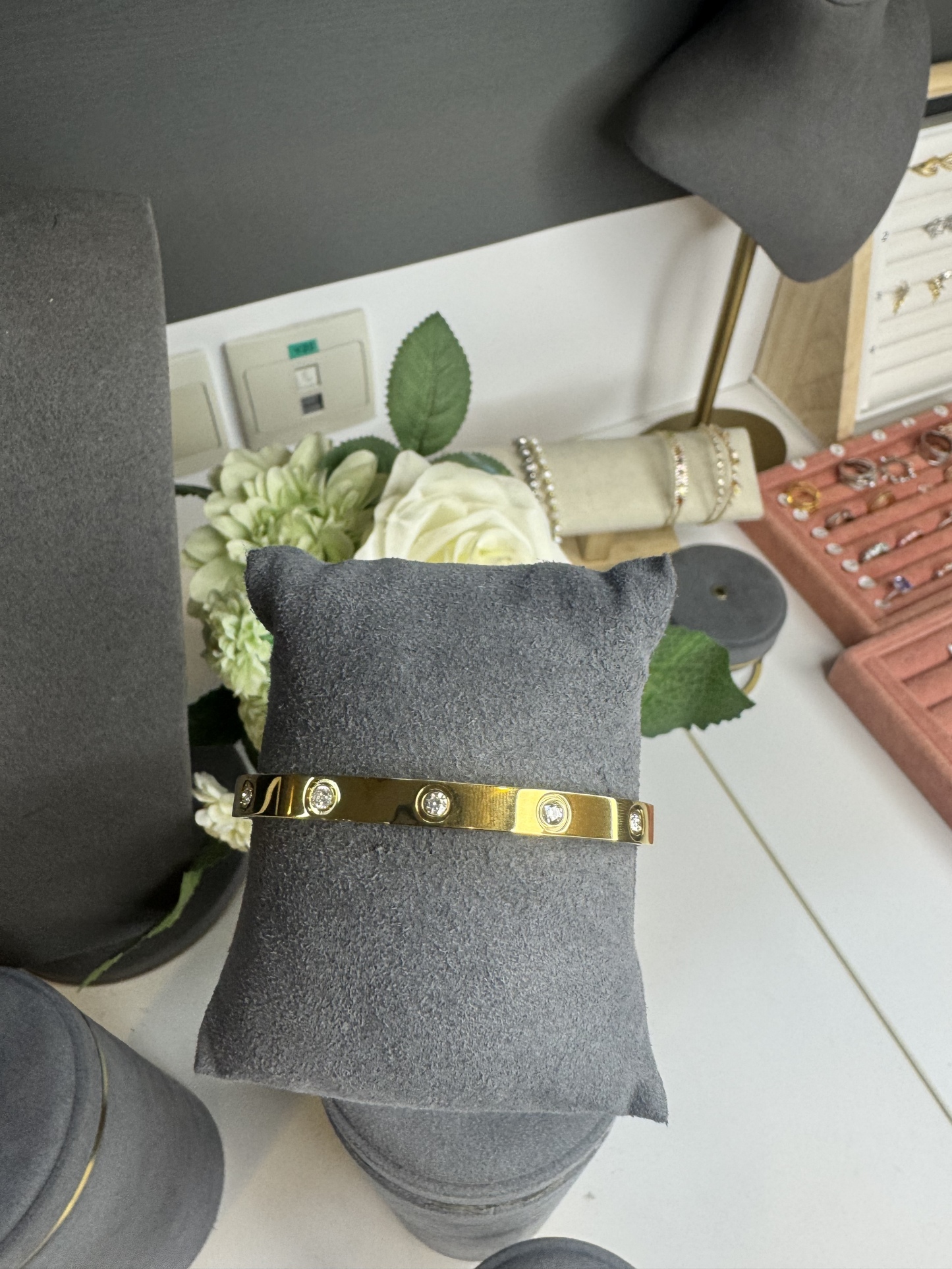 B23  DIA GOLD BANGLE