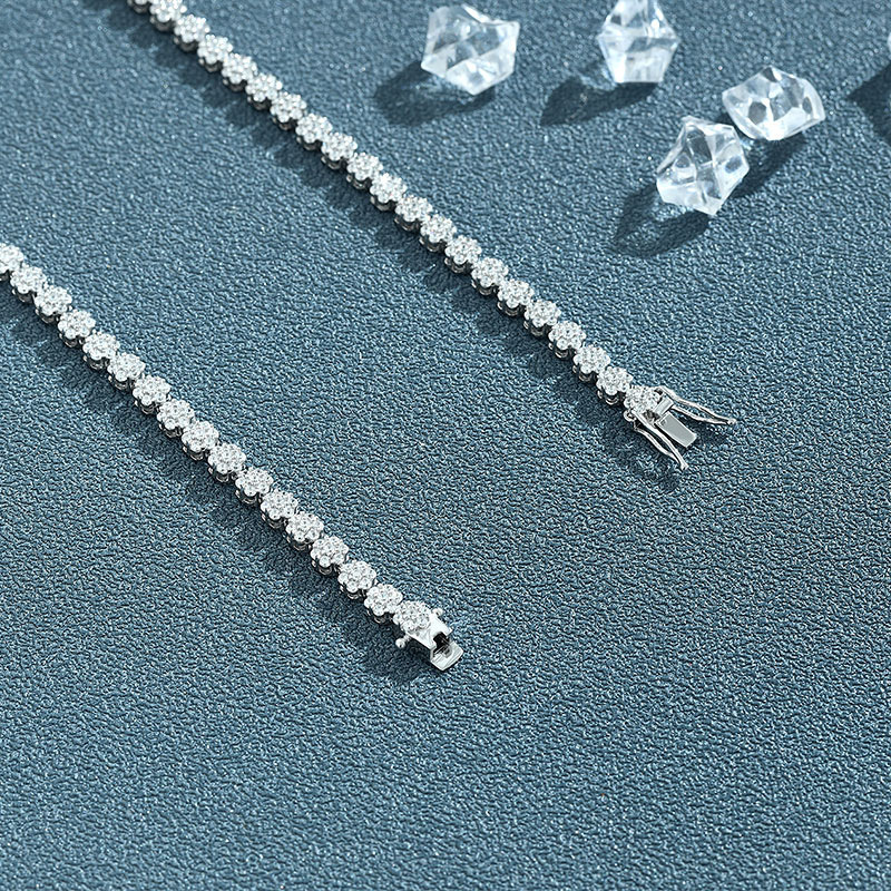 Double-secure moissanite plum blossom necklace for women, simple and versatile, super shiny collarbone chain, exquisite neck chain, birthday gift for girlfriend