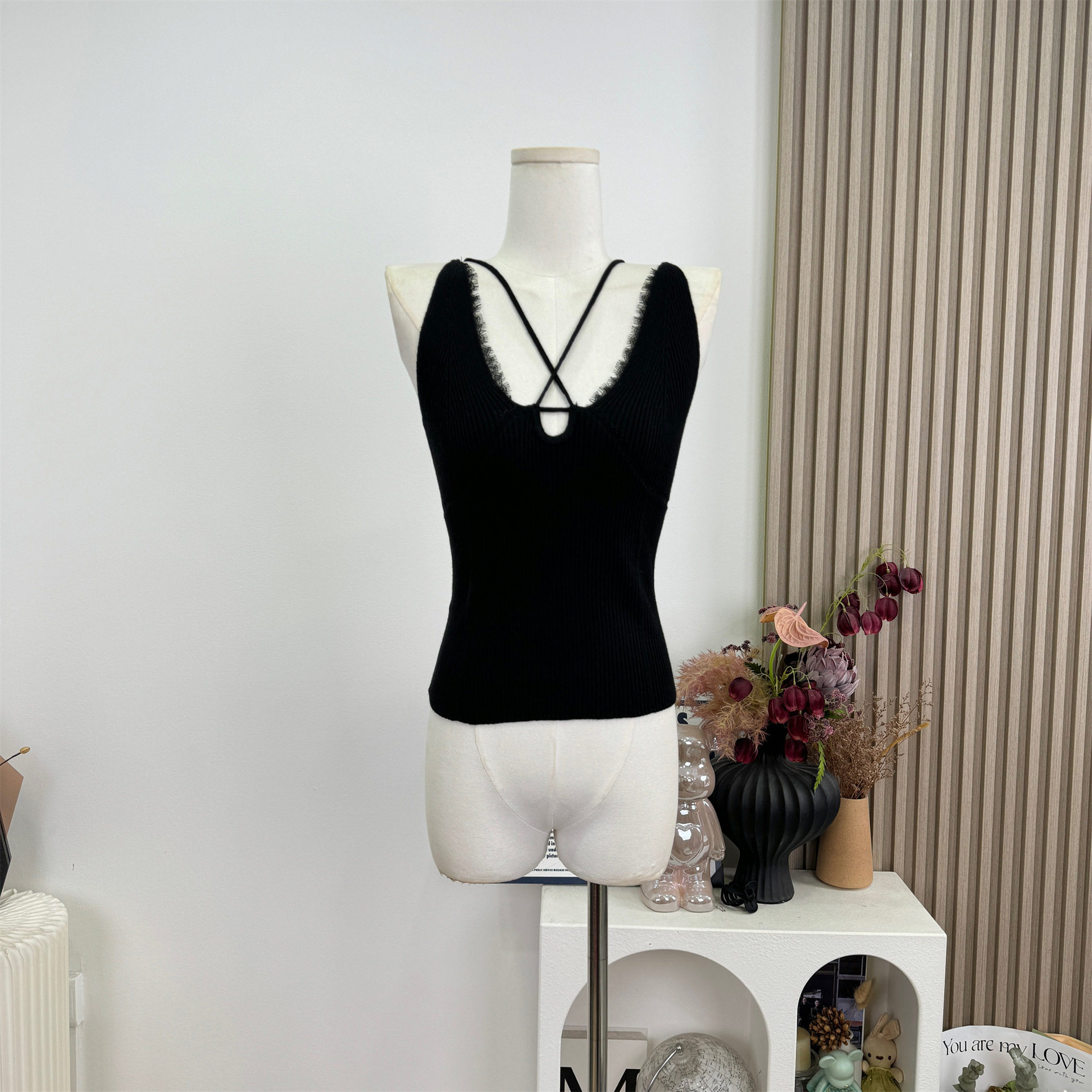 C21 Sultry figure, black and white two-tone textured V-neck slimming versatile cross halter neck camisole for women