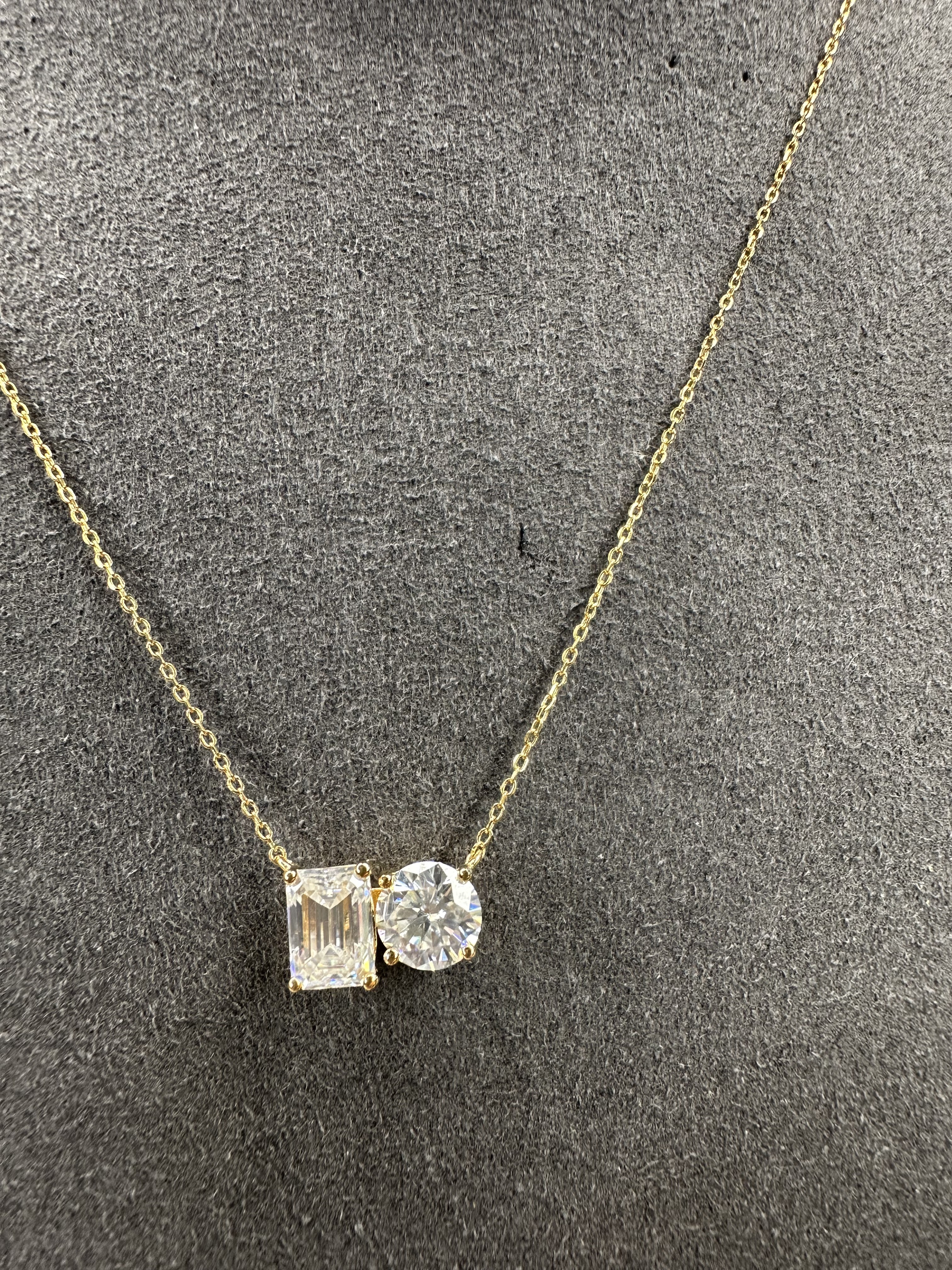 MOS 2CT EMERALD CUT+2CT ROUND GOLD NECKLACE (MOS18)