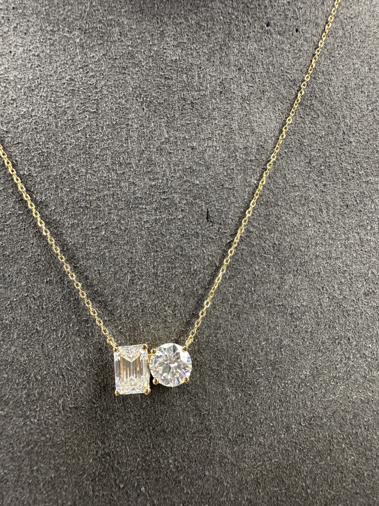 MOS 2CT EMERALD CUT+2CT ROUND GOLD NECKLACE (MOS18)