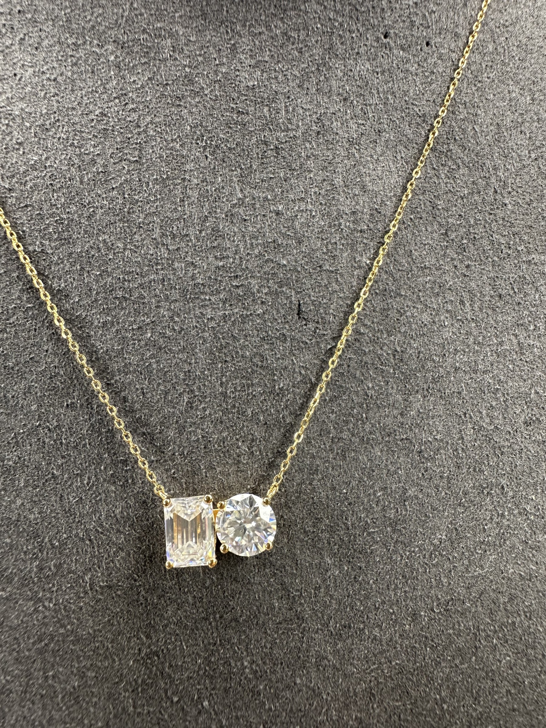 MOS 2CT EMERALD CUT+2CT ROUND GOLD NECKLACE (MOS18)