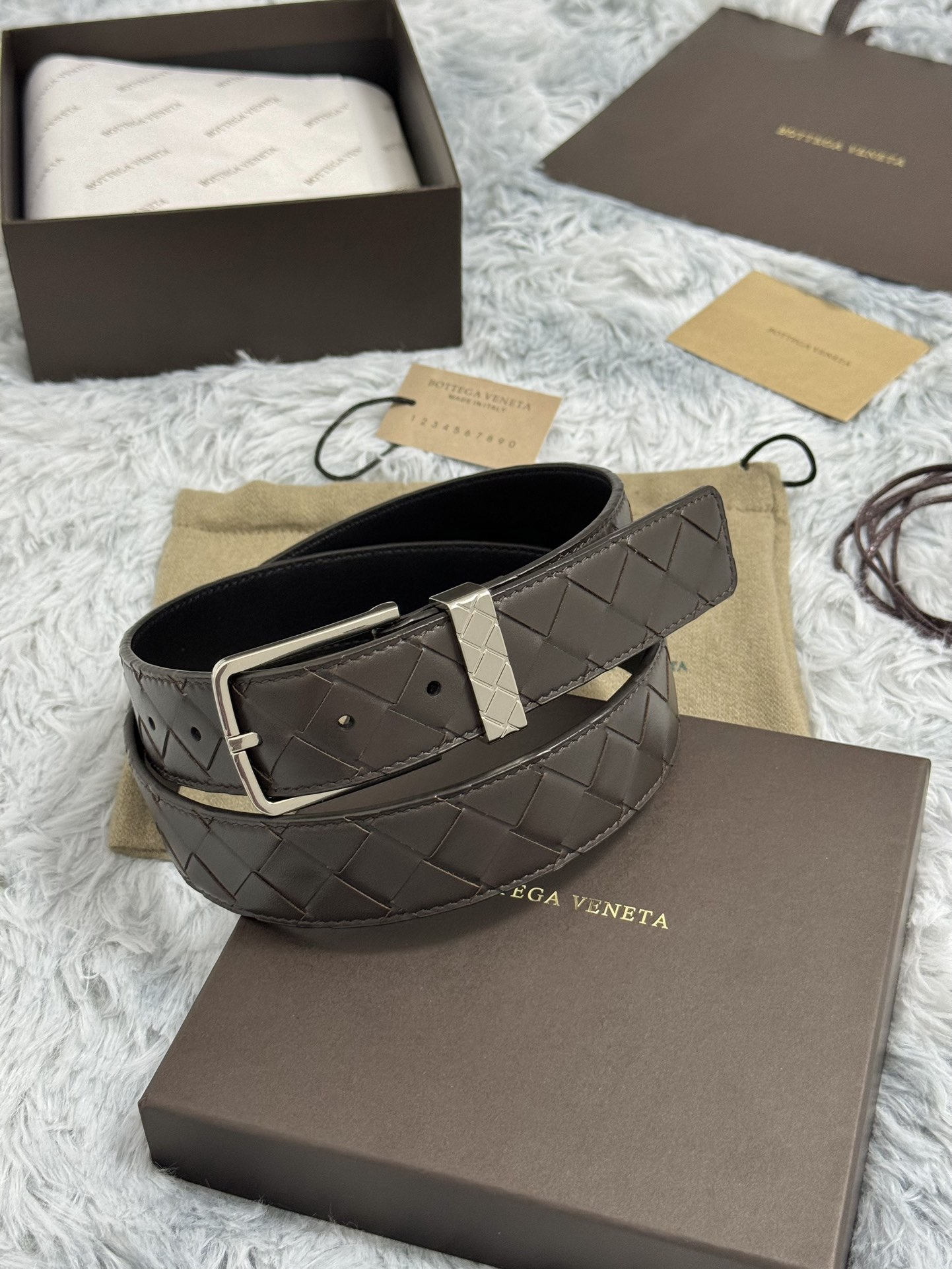 BOTTEGA VENETA   3.5cm   
手工編織牛皮經典之作
每個細節都體現出至高的品味和格調
整體造型增添優雅韻味  
低調奢華的典範
優雅迷人氣息
精緻的手工藝製作。