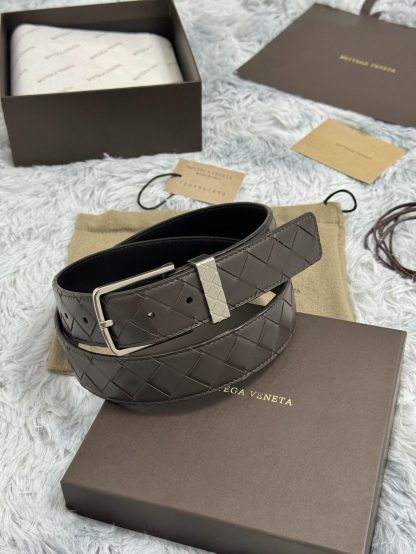 BOTTEGA VENETA   3.5cm   
手工編織牛皮經典之作
每個細節都體現出至高的品味和格調
整體造型增添優雅韻味  
低調奢華的典範
優雅迷人氣息
精緻的手工藝製作。