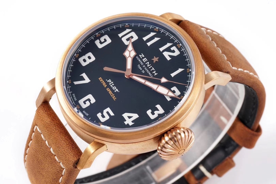 SⅤ又添新作真利時飛行員系列2019年度新款 好萊塢大片青銅騎士殺到！！！真力時是胡歌和靳東等“老幹部”們十分喜歡佩戴的腕表品牌之一，這款青銅材質的腕表散髮著一身正氣，本身就是腕表界的“老幹部”，戴上它足以從外在增添內涵。腕表45毫米的表殼由青銅打造，表鏡採用弧形雙面防眩處理藍寶石水晶，淺變綠色錶盤上粗體阿拉伯數字時標和鍍金琢面的指針上都覆有SuperLuminova SLN C3超級夜光物料，夜間仍可清晰讀取時間，SV 真力時飛行員系列，實現你的大飛夢