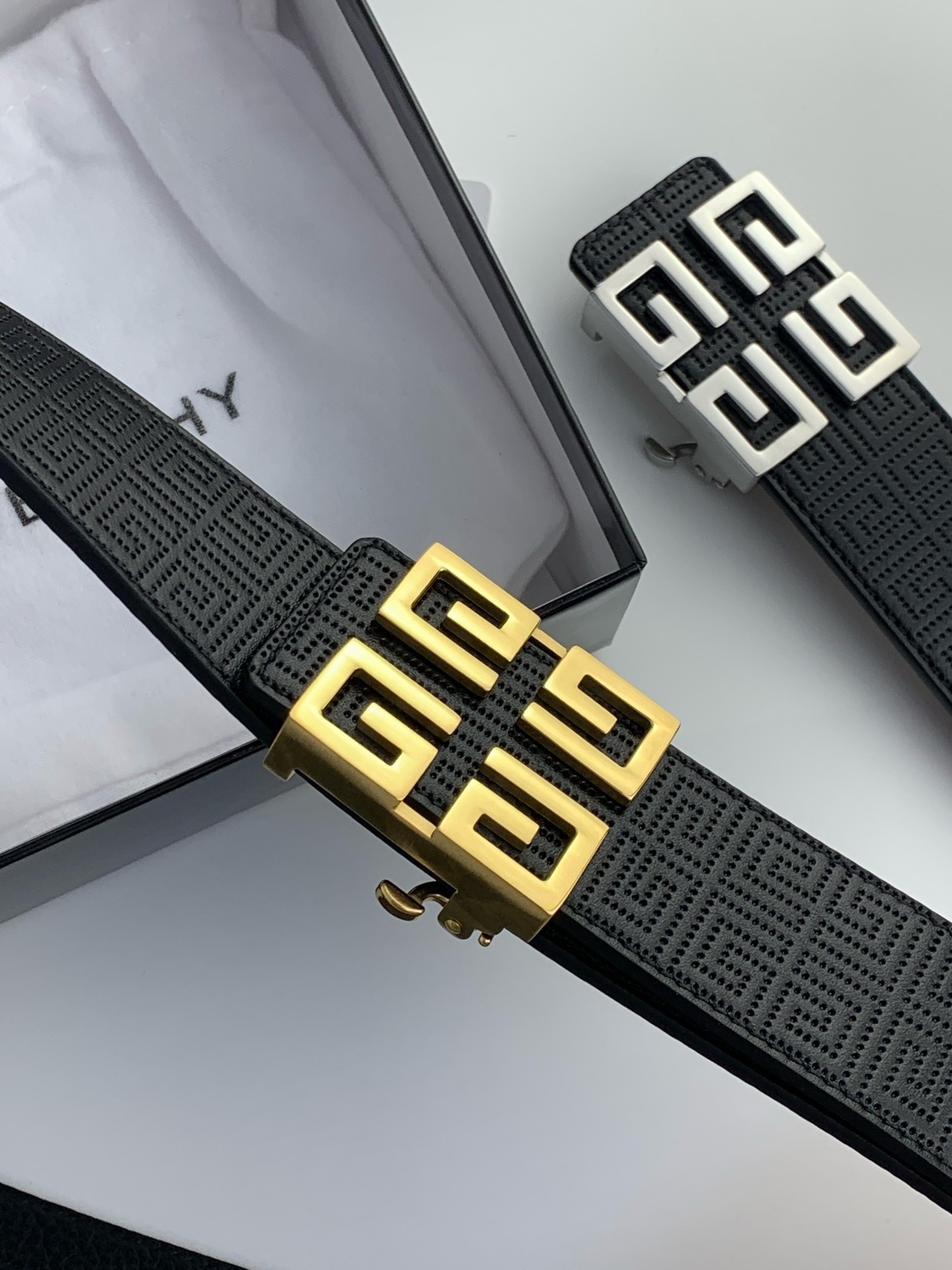 【紀梵希】新款男士 頭層小牛皮黑色壓花腰帶，內襯荔枝紋底，寬38毫米.搭配不鏽鋼經典4G自動扣.商務服裝造型的完美搭配。永恆經典！