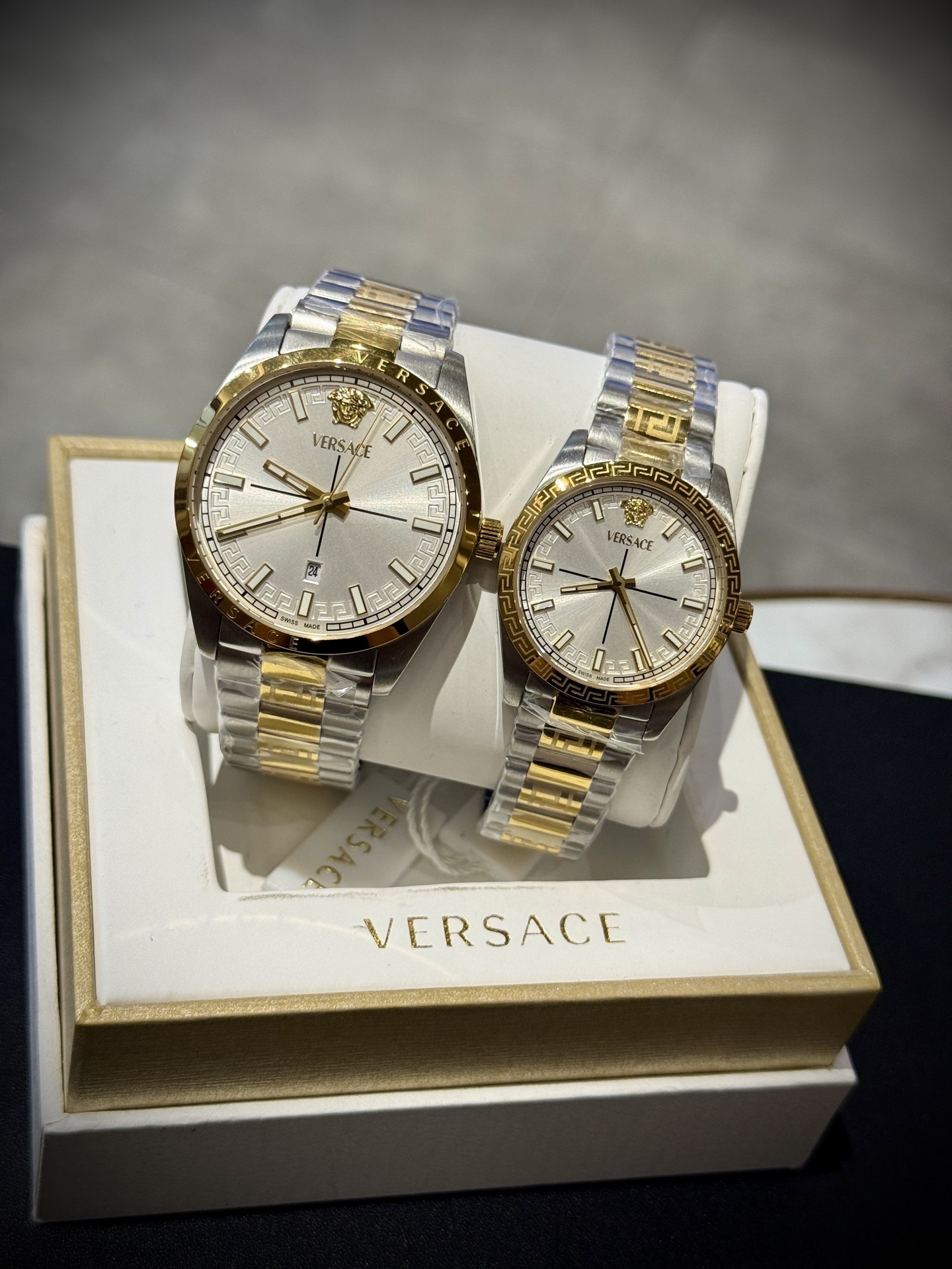 
Versace範思哲石英手錶，VERSACE MILLENYIUM  LADY系列，採用希臘回紋元素錶盤，12時位飾有美杜莎頭像展現範思哲經典圖案魅力，錶鏈印刻希臘回紋搭配雙按蝴蝶扣設計，兼具時尚與舒適，錶盤男款40mm 女款32mm 30米生活防水，進口石英機芯

立即搶購👉