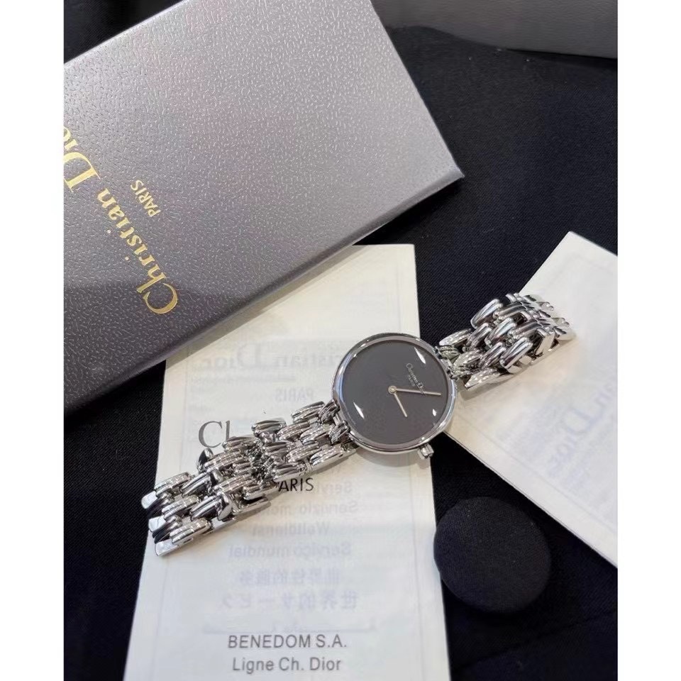 Dior vintage中古腕表
❣️原單 復古的魅力，絕對的經典！
❗️原包裝盒➕全套說明書/卡片
‼️2.6cm錶盤，完美尺寸，適合女性化的搭配風格～
無邊表鏡設計，錶盤纖薄有弧度，最具價值與收藏的中古.