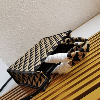 【 原單】👏刺繡織物托特包👏1BA354中號👏👏有長肩帶👌這款刺繡托特包採用進口Saffiano皮革和獨特刺繡面料👍中號為織物刺繡提手設計，110釐米可拆卸可調式Saffiano皮革長肩帶💕太美了😘可仙可酷😎，什麼場合都適合。又是一款網紅/明星認可的爆款👏👏趕緊入手吧😘美美們😘
尺寸：長28x高22x底9cm