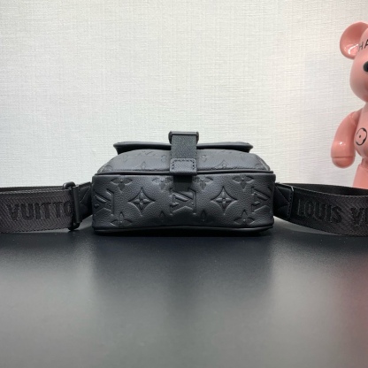 款號：M12516
       本款 Getaway 郵差包擁有 Monogram Shadow 皮革的細膩 Monogram 壓紋，以緊湊構型實現郵差包和手拿包的自如轉換。前翻蓋口袋配有 LV 金屬搭扣，可調節寬幅織物肩帶方便肩背或斜挎。

17 x 7.8 x 18 釐米
(高 x 寬 x 長度)