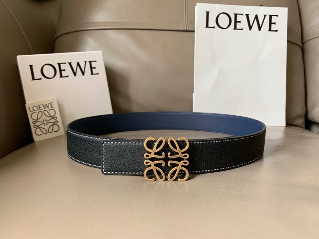 羅意威LoEWE 4.0cm正反兩穿腰帶，選用壓紋牛皮革製成，反復Anagram圖案