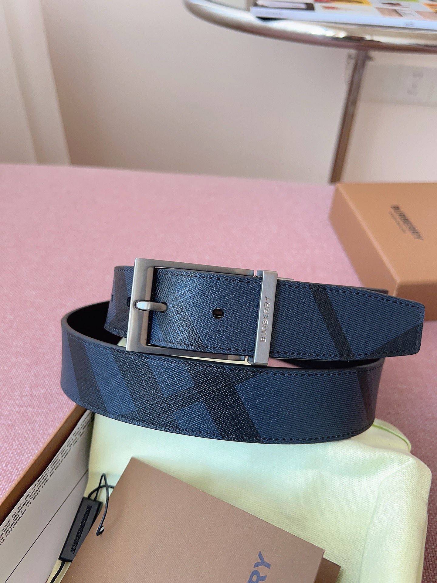 
Burberry博柏利品牌始終秉承傳統精髓，彰顯卓爾不凡的匠制工藝，優雅率性的英倫設計與銳意革新的時尚理念。3.5cm