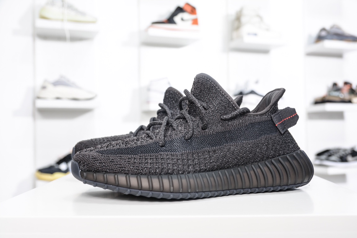 

【顶级版本】Adidas Yeezy Boost 350V2 黑满天星
  市面做好的版本 品控细节无敌 
上脚踩屎感无敌 夏季鞋柜主力👏

货号：FU9007
尺码：36 36 36.5 37 38 38.5 39 40 40.5 41 42 42.5 43 44 44.5 45 46 46.5 47 48