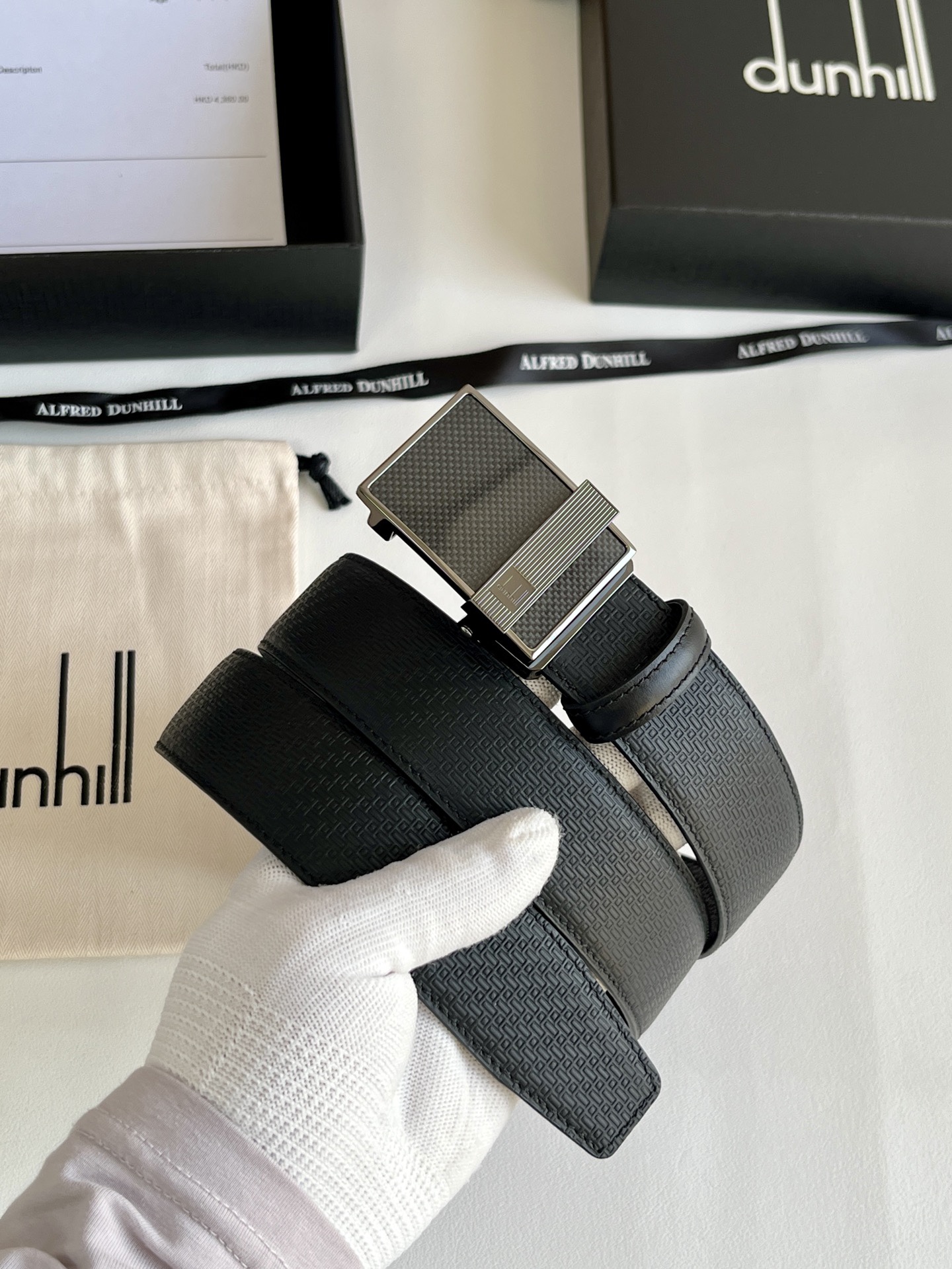 登喜路（Dunhill）是一家英國倫敦的男士奢侈品牌。皮帶以其精湛的工藝和經典的設計，成為男士配飾中的精品。皮帶的質感好、耐用性強，商務休閒百搭款！