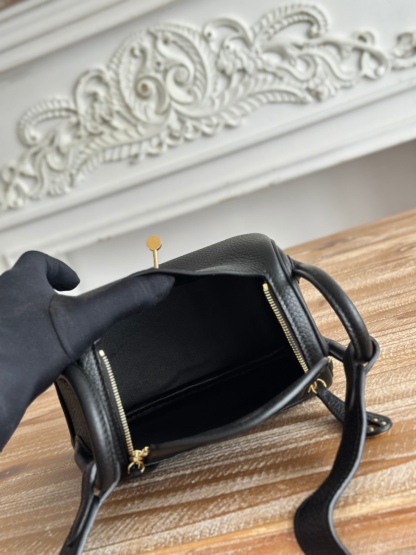 琳迪lindy 19cm	
Tc皮 蜜蠟線半手工縫製
lindy19保留了琳迪包所有細節的完整設計，側口袋、拉鍊等全部都是經典的設計√
這只小可愛暴擊了多少人的少女心