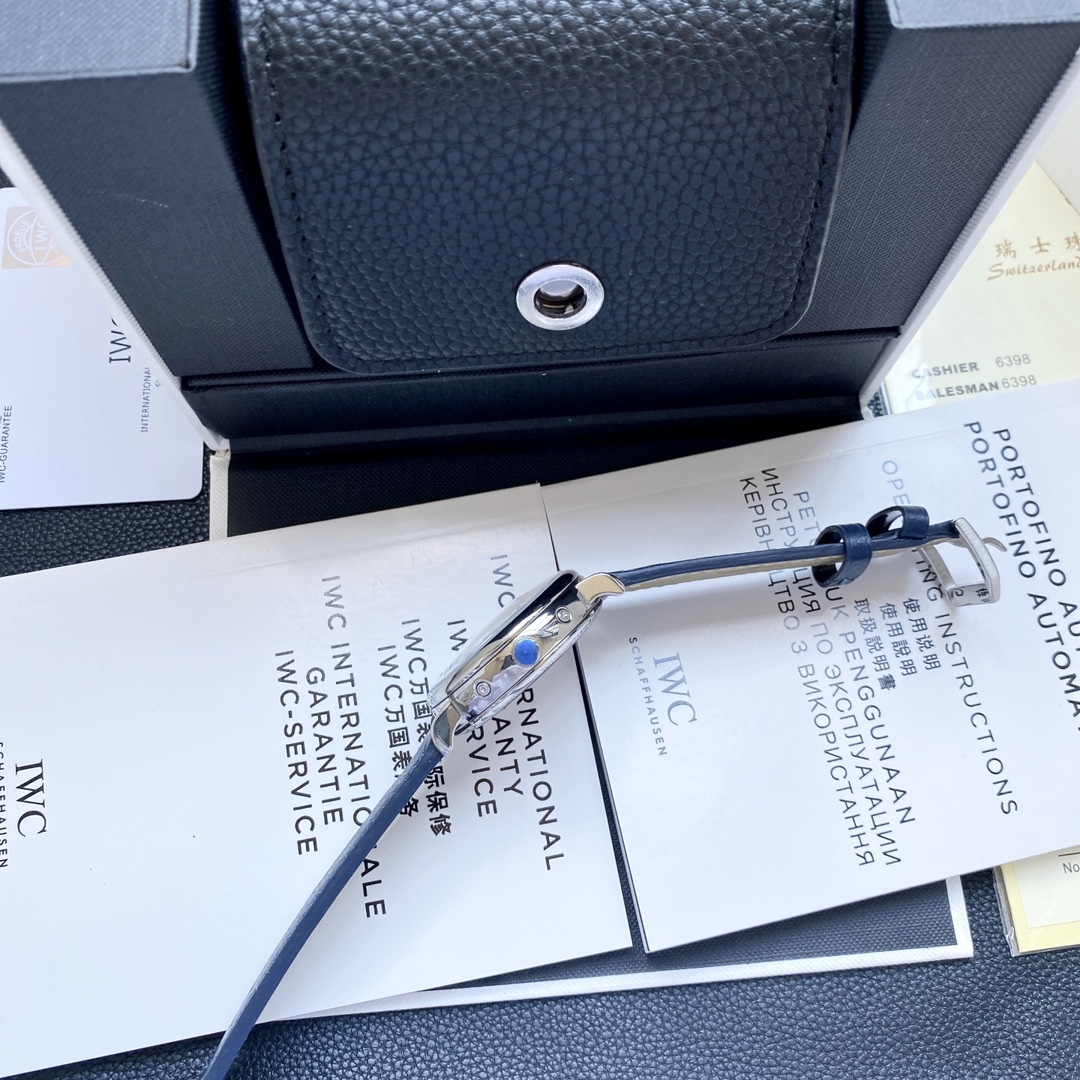🔥顏值巔峰  傾情演繹🔥
IWC旗下最耀眼的明星，萬年一瞬，品鑒IWC萬國柏濤菲諾萬年曆腕表！
1⃣️ 【機芯】採用3836-2型自制機芯，其機芯運轉穩定，月相處更是1:1還原正品，在光線下月相中的星星太陽更是明亮發光，走時精准，幾乎零返修！
2️⃣【表殼】正品開模，1:1完美還原！腕表尺寸40mm，整個表殼採用獨家研發的CNC精磨工藝，與原裝工藝效果如出一轍！
3️⃣【錶盤】錶盤12刻度細節精益求精，1:1還原鍍銀錶盤，9位更是1:1還原閏年設計，採用雙面防反光拱形鍍膜鏡面，使其整體錶盤質感更佳
