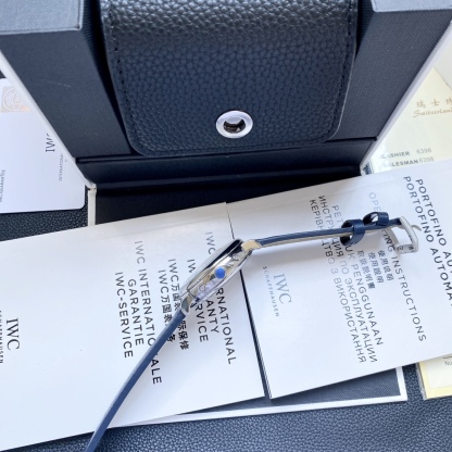 🔥顏值巔峰  傾情演繹🔥
IWC旗下最耀眼的明星，萬年一瞬，品鑒IWC萬國柏濤菲諾萬年曆腕表！
1⃣️ 【機芯】採用3836-2型自制機芯，其機芯運轉穩定，月相處更是1:1還原正品，在光線下月相中的星星太陽更是明亮發光，走時精准，幾乎零返修！
2️⃣【表殼】正品開模，1:1完美還原！腕表尺寸40mm，整個表殼採用獨家研發的CNC精磨工藝，與原裝工藝效果如出一轍！
3️⃣【錶盤】錶盤12刻度細節精益求精，1:1還原鍍銀錶盤，9位更是1:1還原閏年設計，採用雙面防反光拱形鍍膜鏡面，使其整體錶盤質感更佳