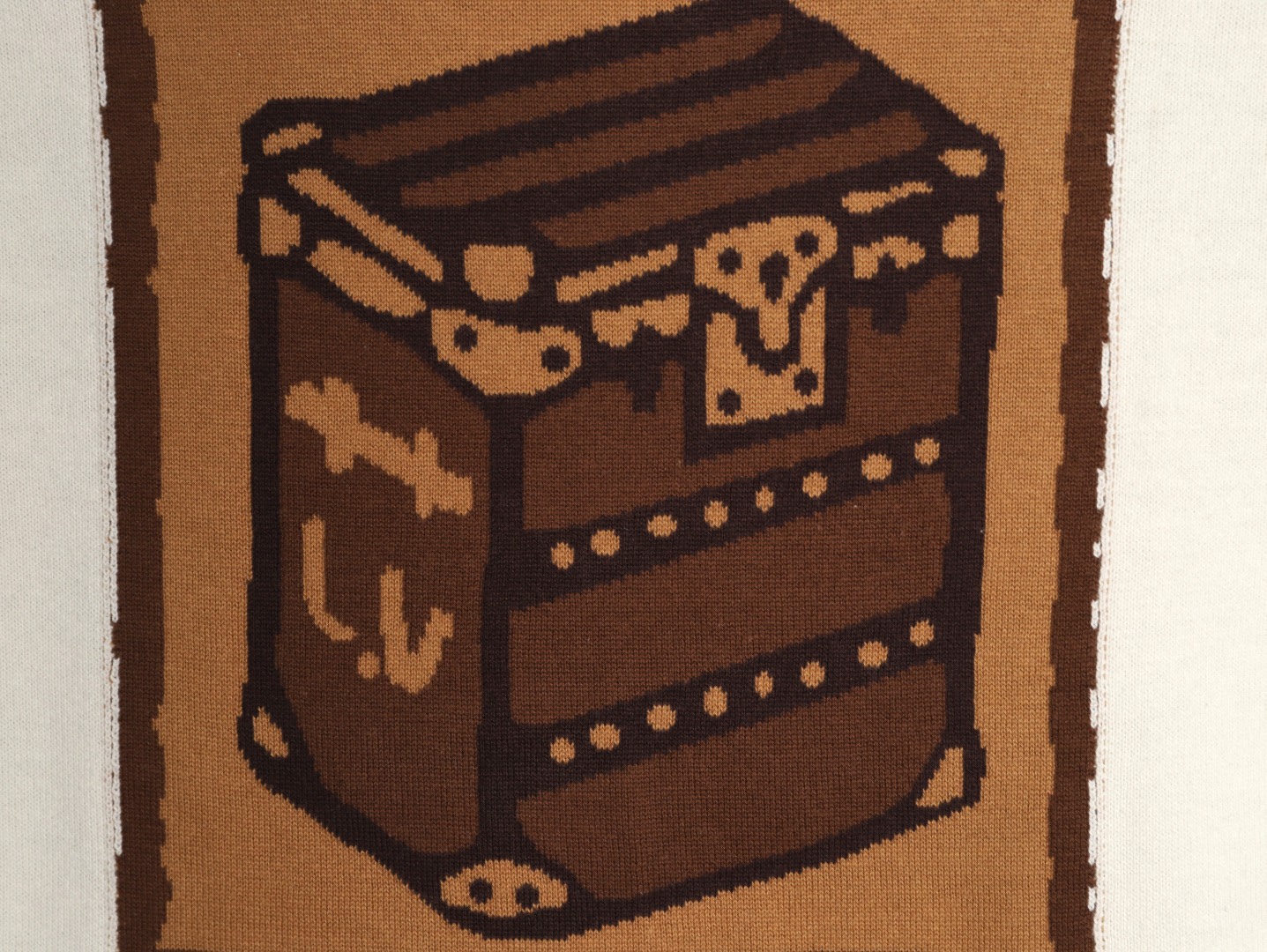 🔝LOUIS VUITTON LV 皮箱幾何圖針織短袖T恤
定織雲柔密紡棉針織料，嵌花提花織法，精細編織不僅確保了圖案的清晰度，還大大增強了織物的耐用性，成衣洗水加軟去味工藝，通過專業的洗滌設備和特定的洗滌劑，對衣物進行深度清潔和去味處理，改善衣物的手感和外觀，寬松版型
B Size：S-XL